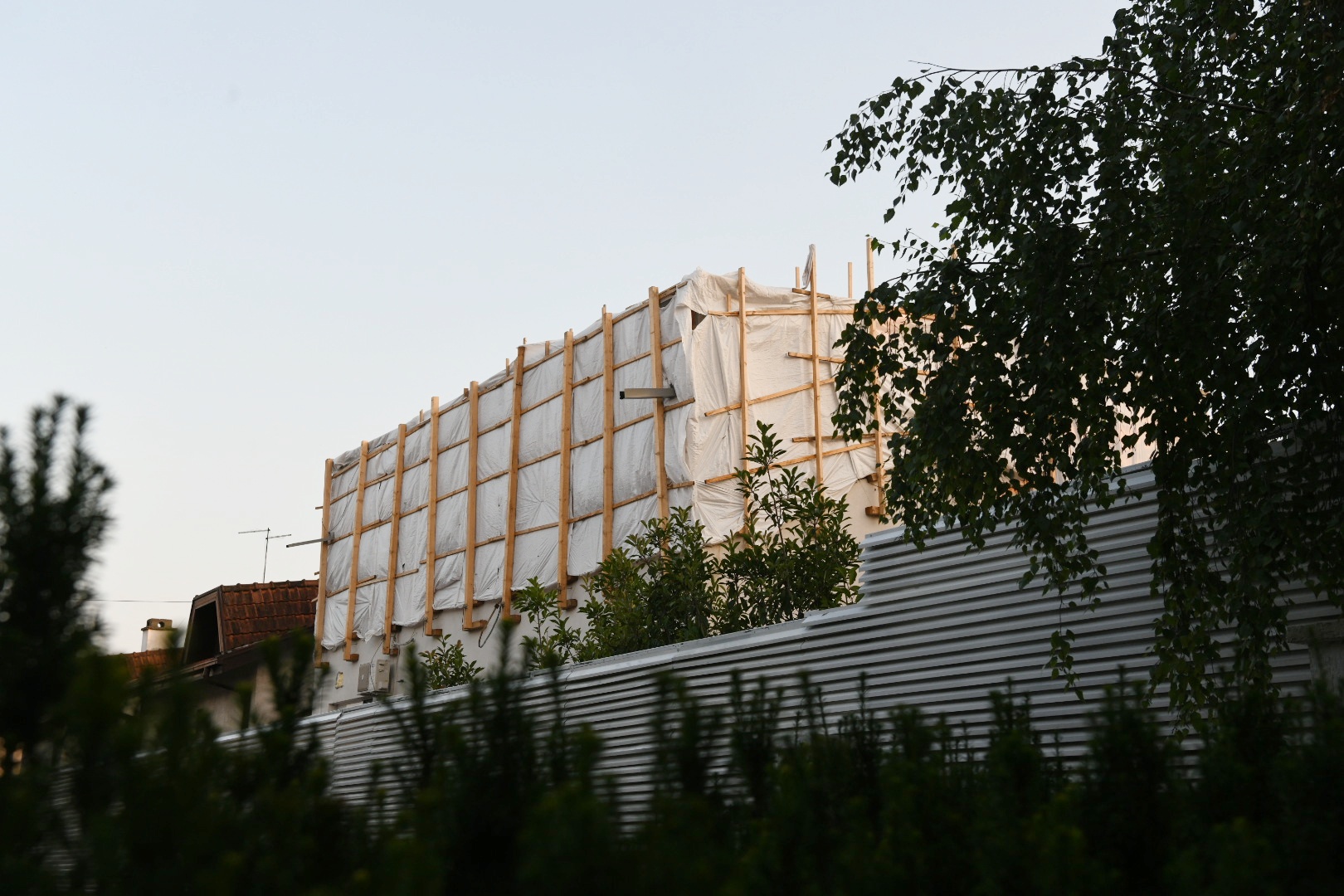 Beograd, 20.07.2021. Bežanijska kosa, Komšije Aleksandra Šapića, problem, radovi na kući, probila voda u podrumu, širi se Aleksandar Šapić, komšije ljute Foto: Vesna Lalić/Nova.rs