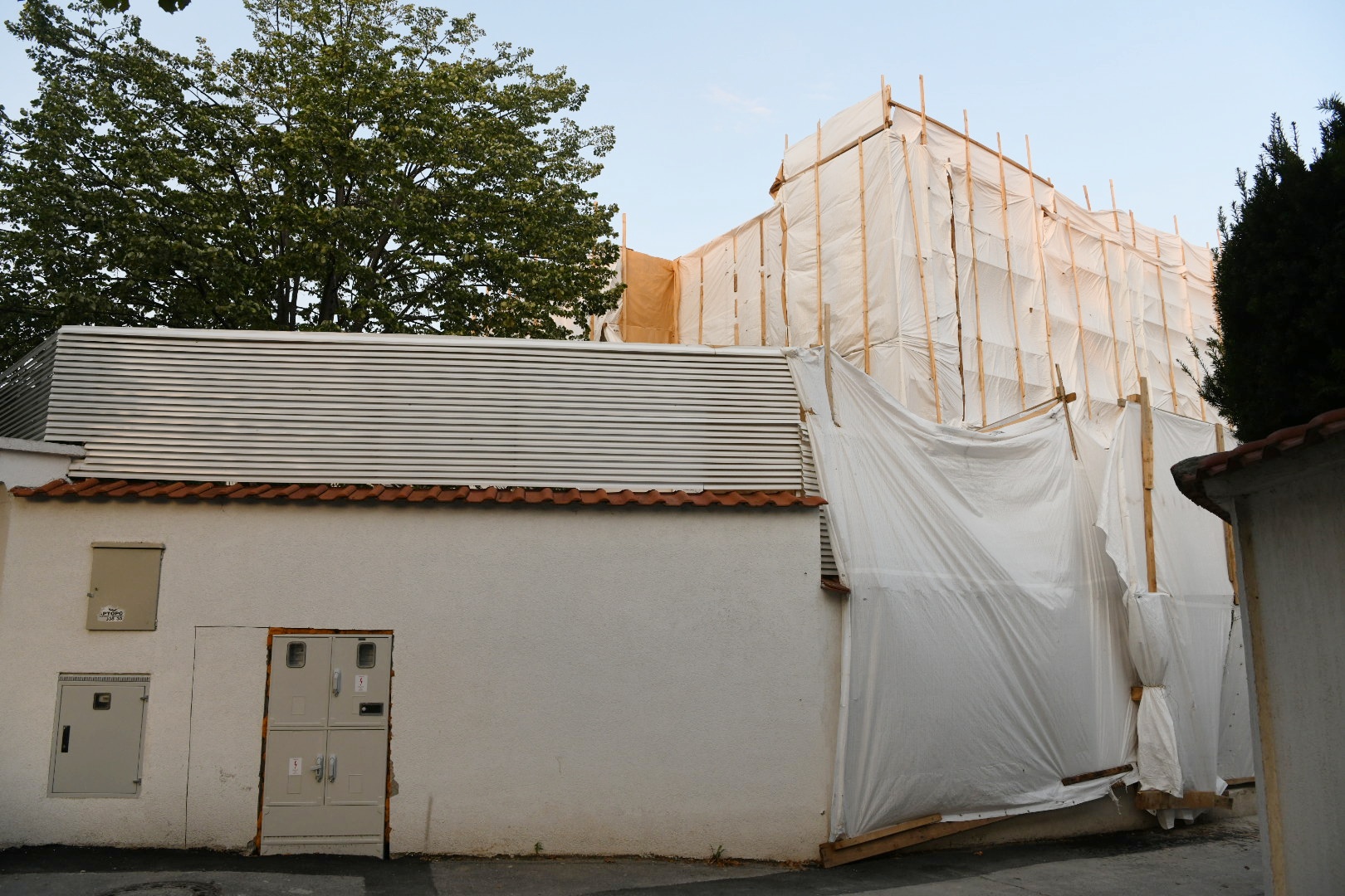 Beograd, 20.07.2021. Bežanijska kosa, Komšije Aleksandra Šapića, problem, radovi na kući, probila voda u podrumu, širi se Aleksandar Šapić, komšije ljute Foto: Vesna Lalić/Nova.rs
