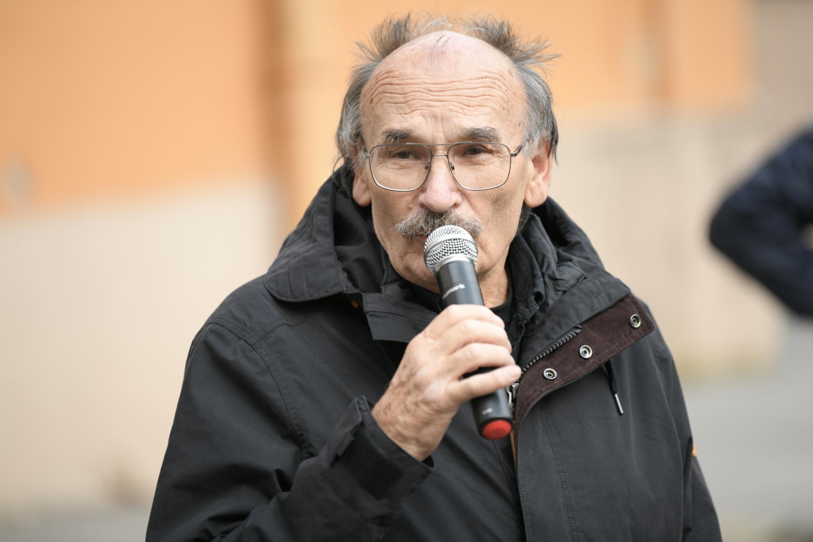 Beograd 18.10.2020. Protest ispred Cvijete Zuzoric u znak podrske umetnicima cija je izlozba iscepana u Staroj kapetaniji. Cvijeta Zuzoric, protest, umetnici, umetnik, karikature, karikaturisti, Momci