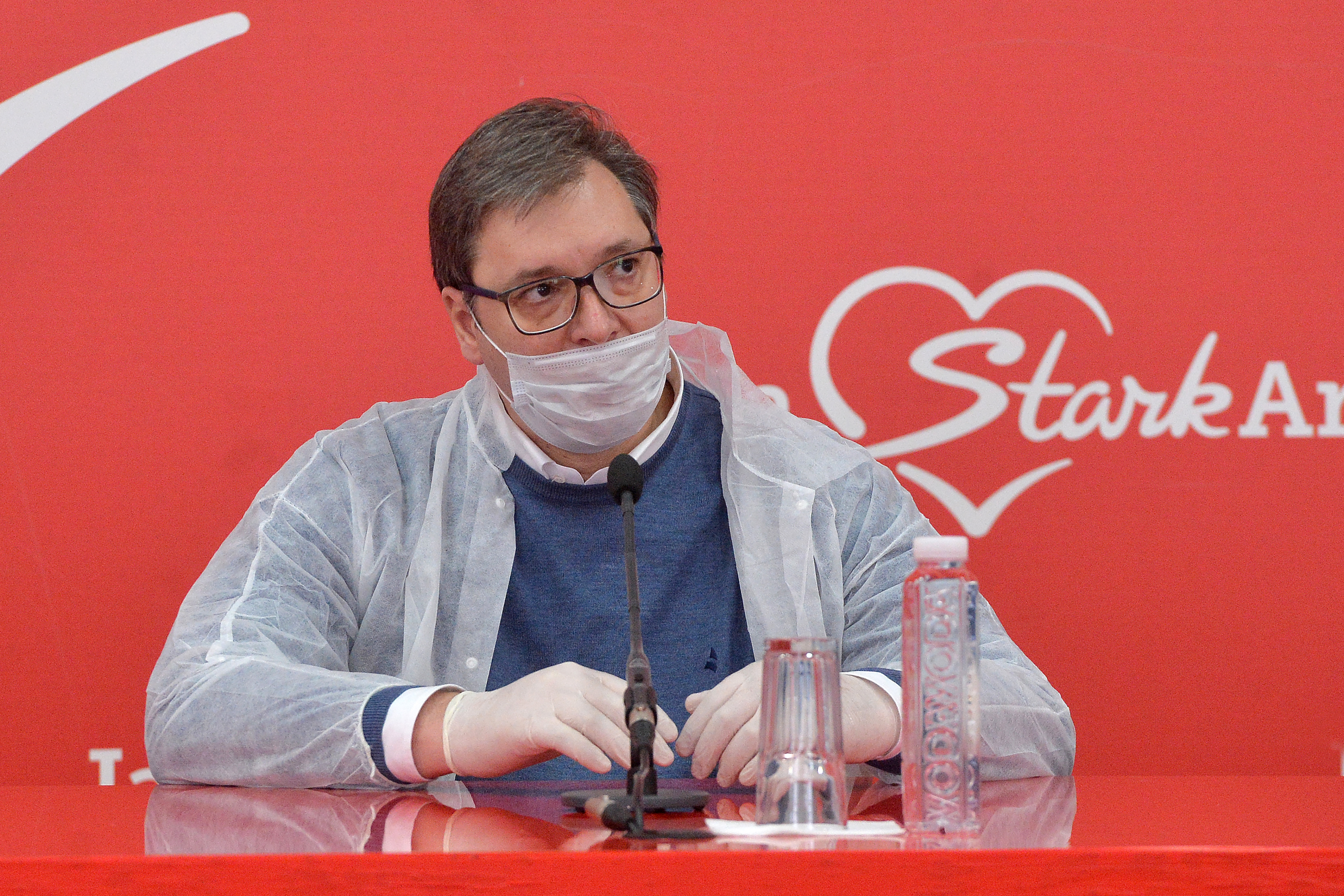 Viri mu nos, maska,  nije dobro stavio masku, Beograd, 25. marta  2020 - Predsednik Srbije Aleksandar Vucic, posetio danas u Stark Areni volontere i donatore koji salju pomoc ugrozenima. FOTO TANJUG/ ZORAN ZESTIC/ bs