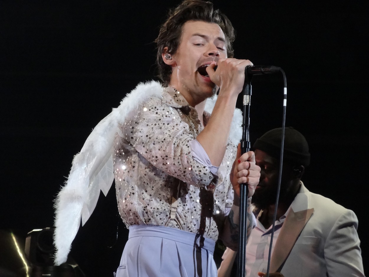 Pop heartthrob HARRY STYLES looks angelic at his latest concert in Sacramento, California.