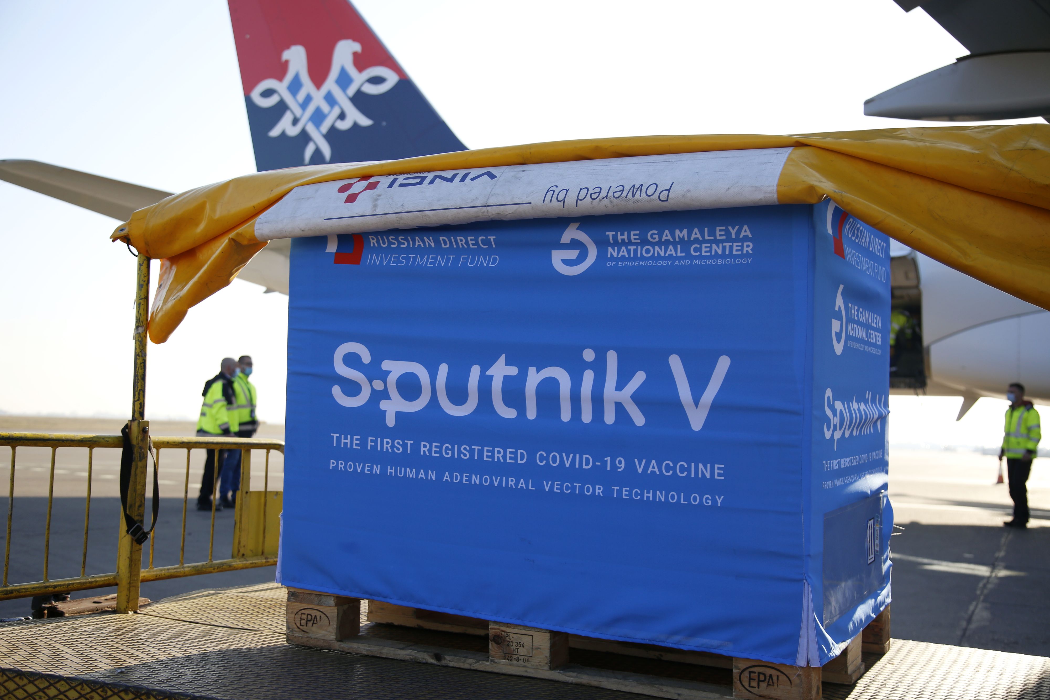 Beograd, 22. februara 2021. - U Srbiju je jutros stiglo jos 50.000 doza ruske vakcine "Sputnjik Ve". Avion, koji je dopremio vakcine iz Rusije, na beogradski aerodrom "Nikola Tesla", sleteo je oko 8 sati. FOTO TANJUG/ NIKOLA ANDJIC/ bg
