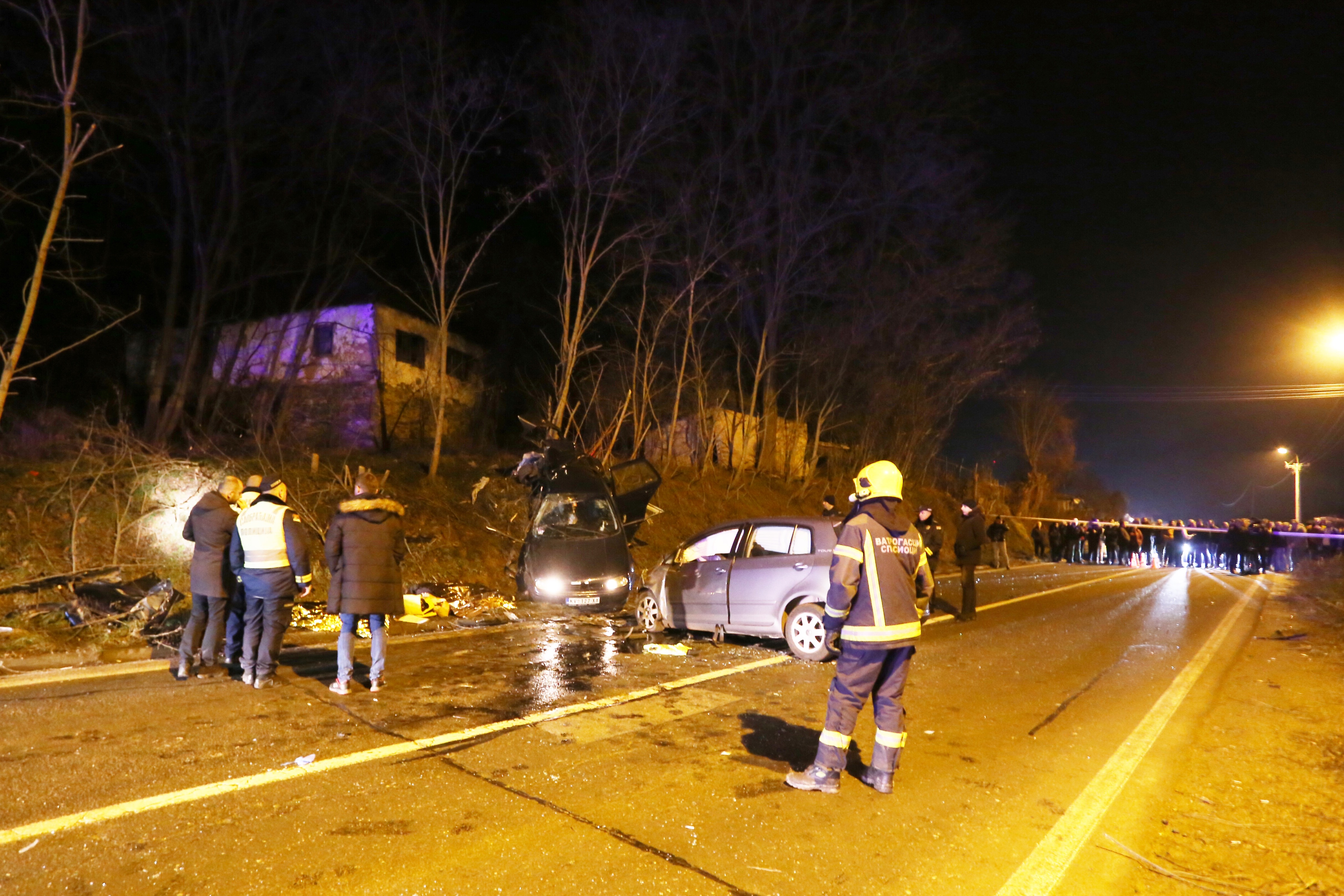 Novi Pazar 26. decembar 2021. Teska saobracajna nesreca dogodila se veceras na magistralnom putu Novi Pazar- Ribarice, policija uvidjaj, ovoj nesreći život su izgubila četiri mladića Foto:Irfan Ličina/Nova.rs