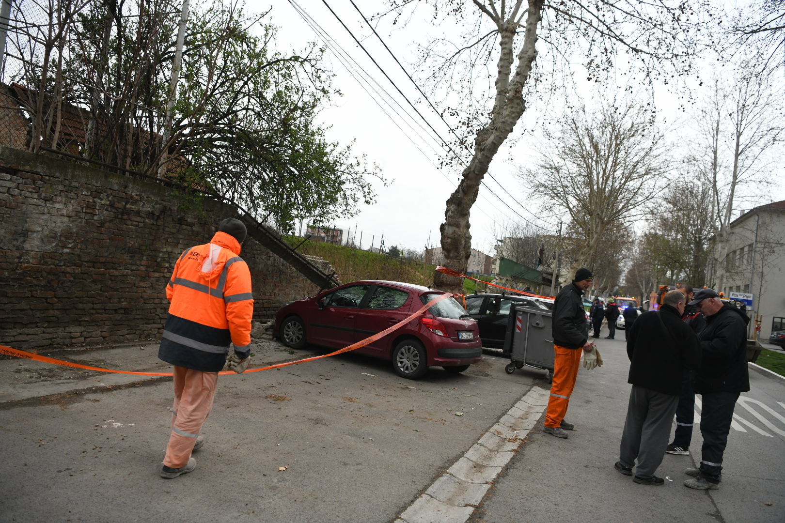 Zemun 04.04.2021. Srušen zid kod Zemunskog stadiona u Dobanovačkoj ulici, zemunski stadion, Dobanovačka Foto: Vesna Lalić/Nova.rs