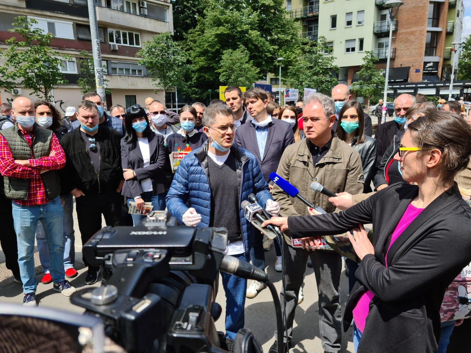 Beograd, 31.5.2020. - Predsednici Narodne i Demokratske stranke Vuk Jeremic i Zoran Lutovac razgovarali su sa gradjanima o razlozima za bojkot predstojecih izbora kod Kalenic pijace.   
(BETAPHOTO/NARODNA STRANKA/EV)