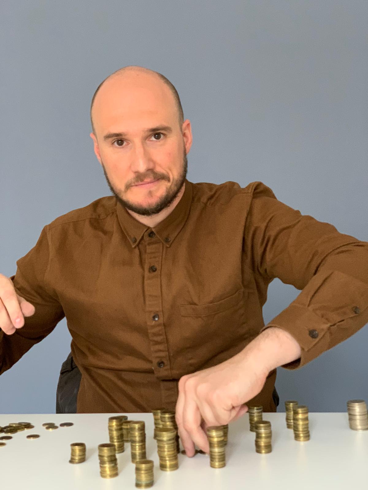 Balsa Bozovic sa metalnim novcem, novac, kojim ce platiti kaznu Vesicu, Vesic, Prosledio Vojislav Milovancevic