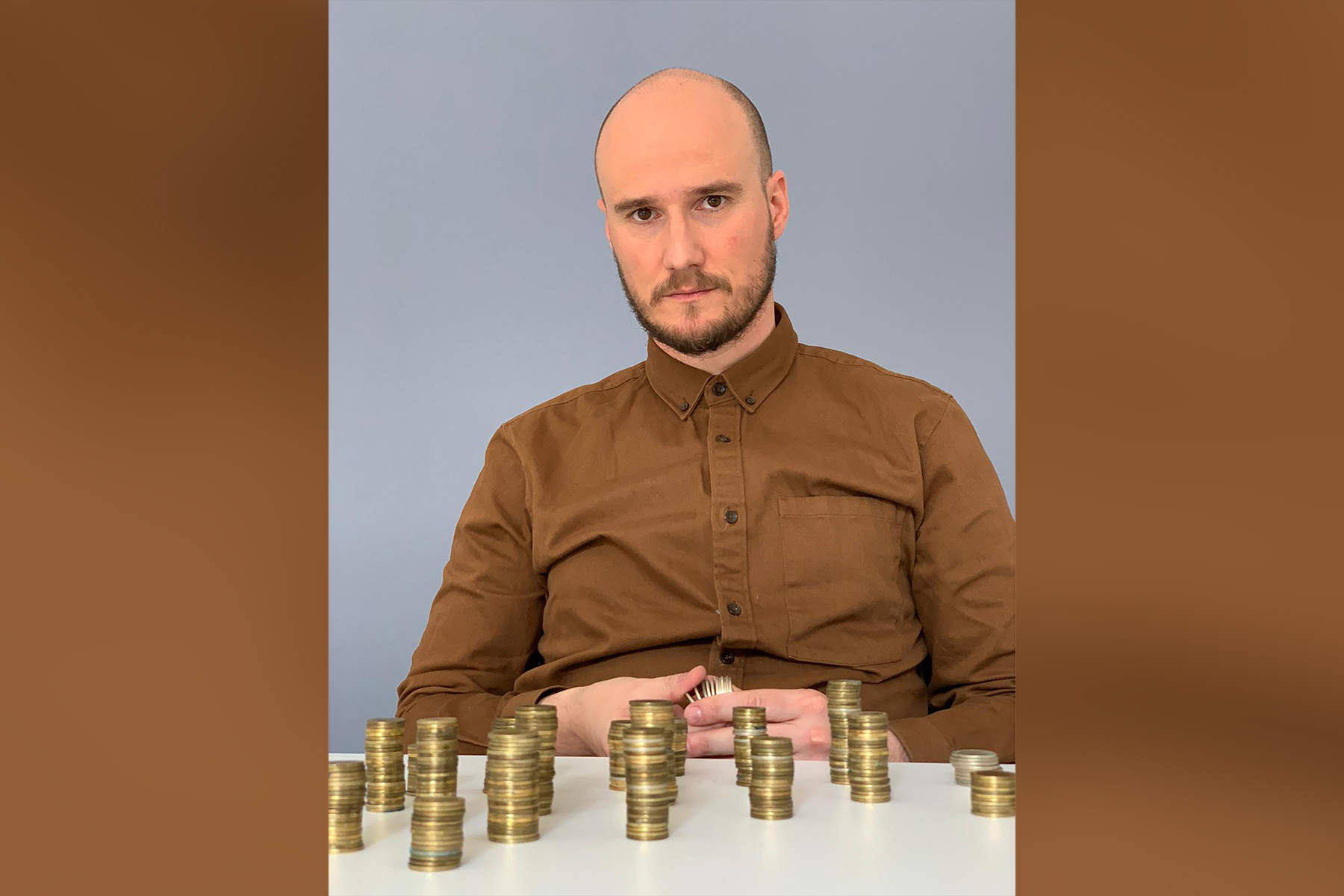 Balsa Bozovic sa metalnim novcem, novac, kojim ce platiti kaznu Vesicu, Vesic, Prosledio Vojislav Milovancevic