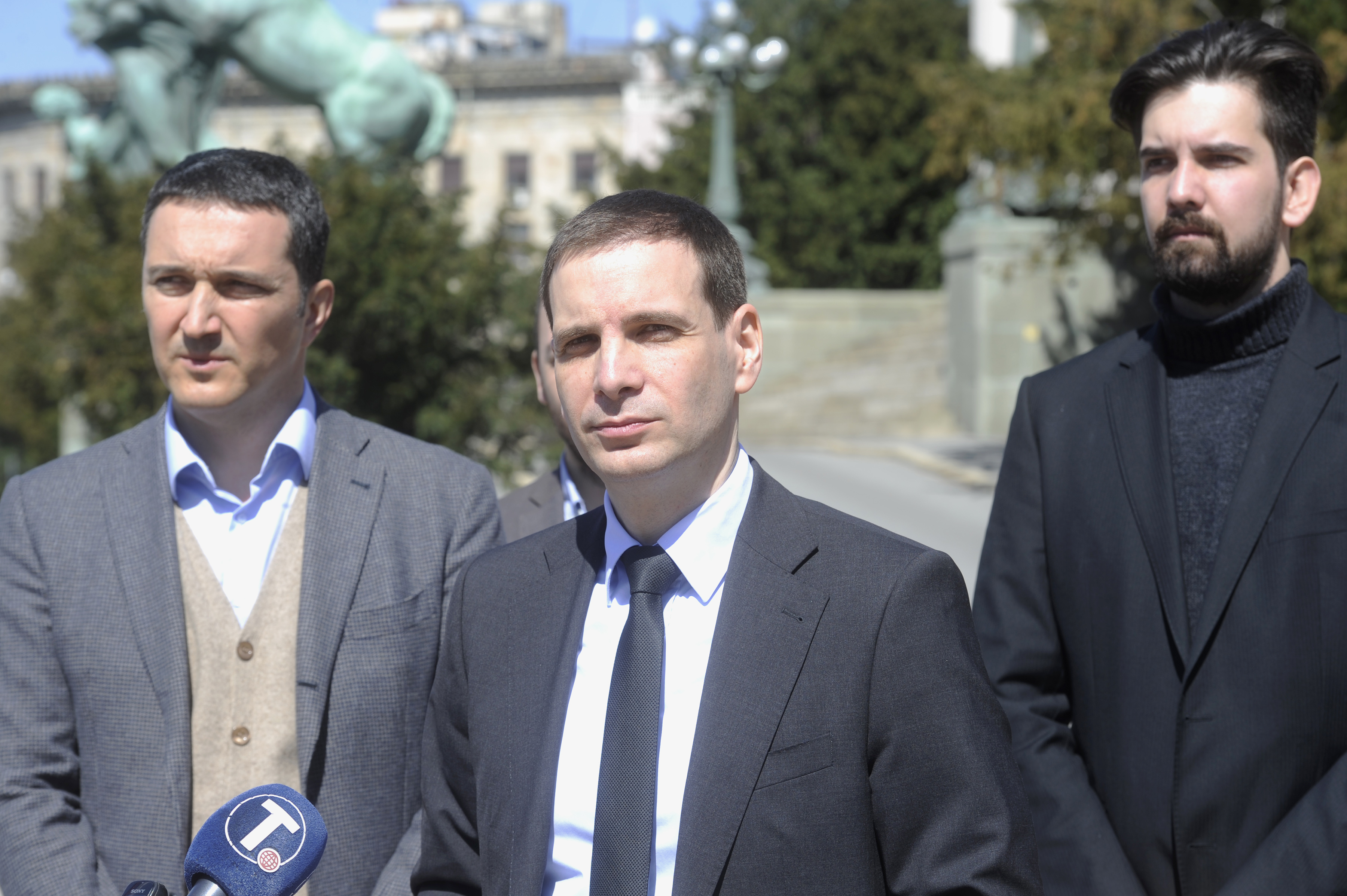 Beograd, 10. aprila 2021.- Predsednik Demokratske stranke Srbije Milos Jovanovic govori na konferenciji za medije ispred Narodne skupstine Srbije. FOTO TANJUG/ TARA RADOVANOVIC/ nr