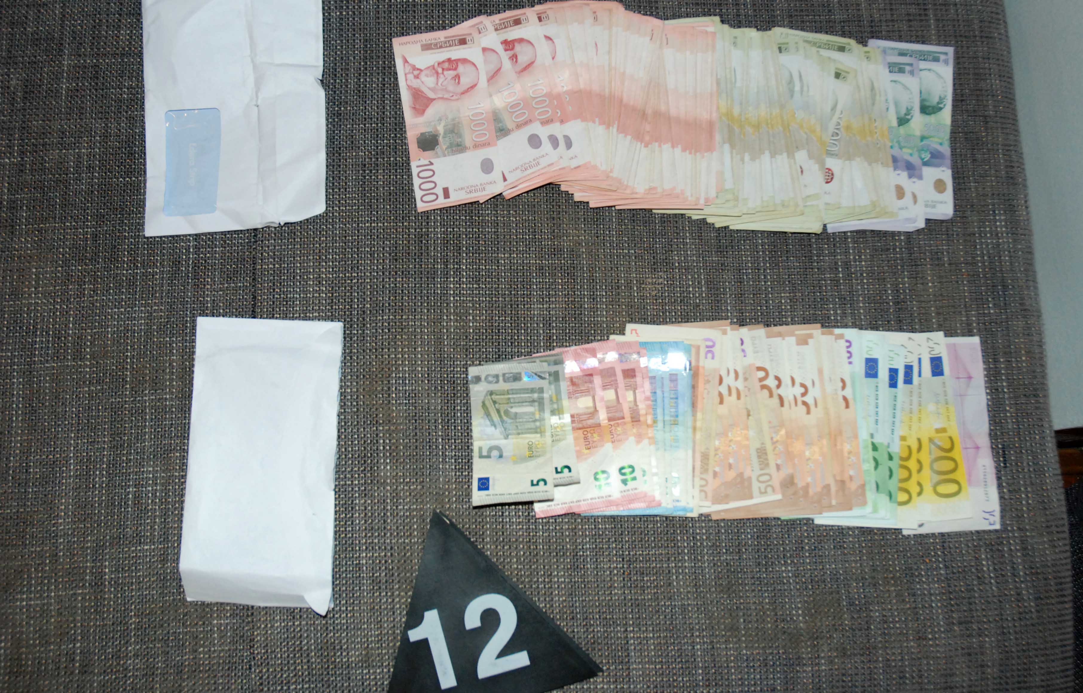Zaplena, hapšenje, novac, devize, dinari, euri, evri Foto: MUP Srbije