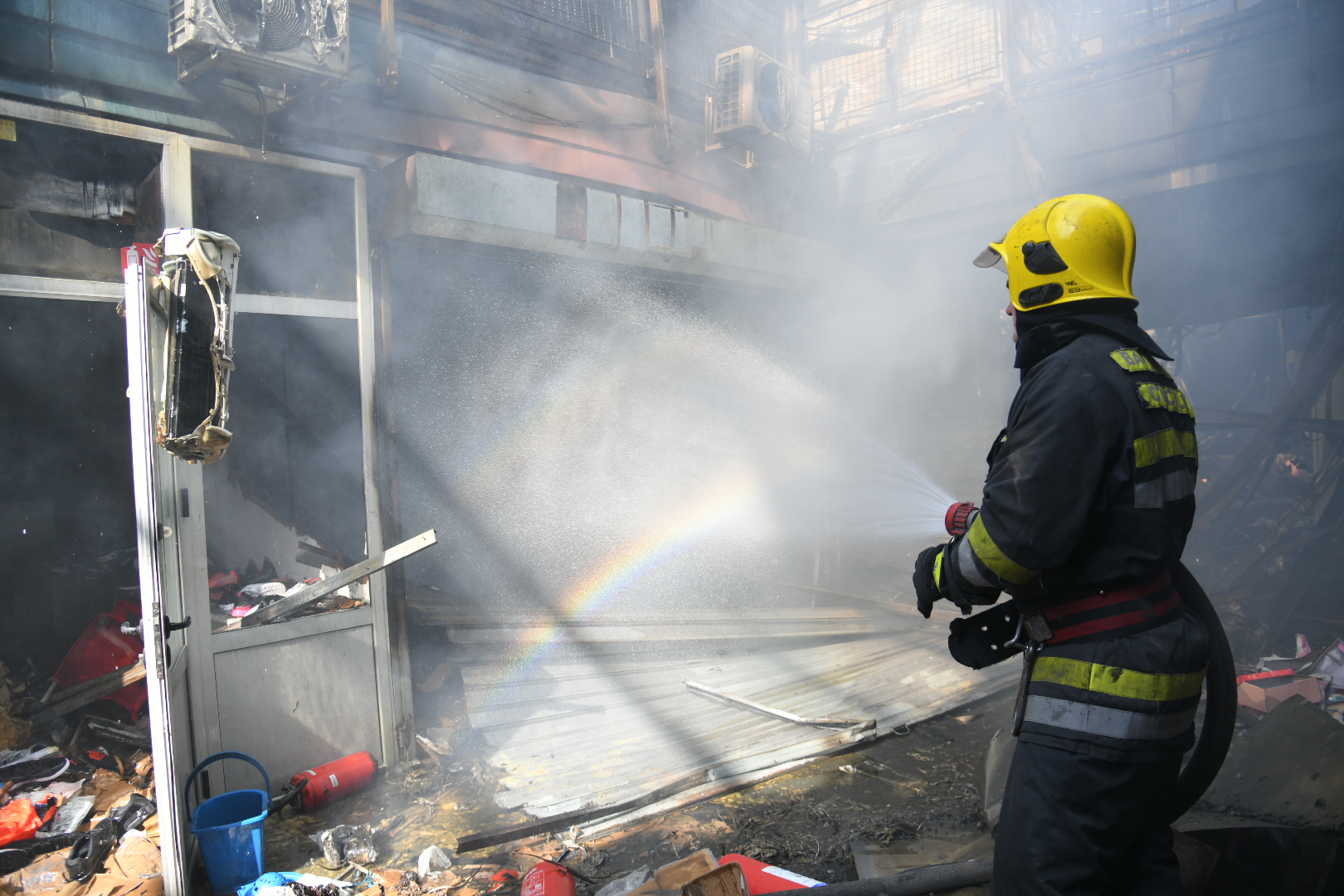 Beograd, 13.08.2021. Požar Blok 70, kineski tržni centar požar, ugašen požar, posledice požara, čišćenje, spašavanje robe, vatrogasac, vatrogasci Foto: Nemanja Jovanović/Nova.rs