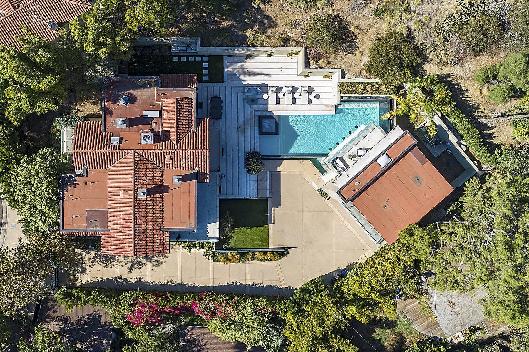 Rihanna Has Listed Her Hollywood Hills Estate For $ 7.8 Million Dollars