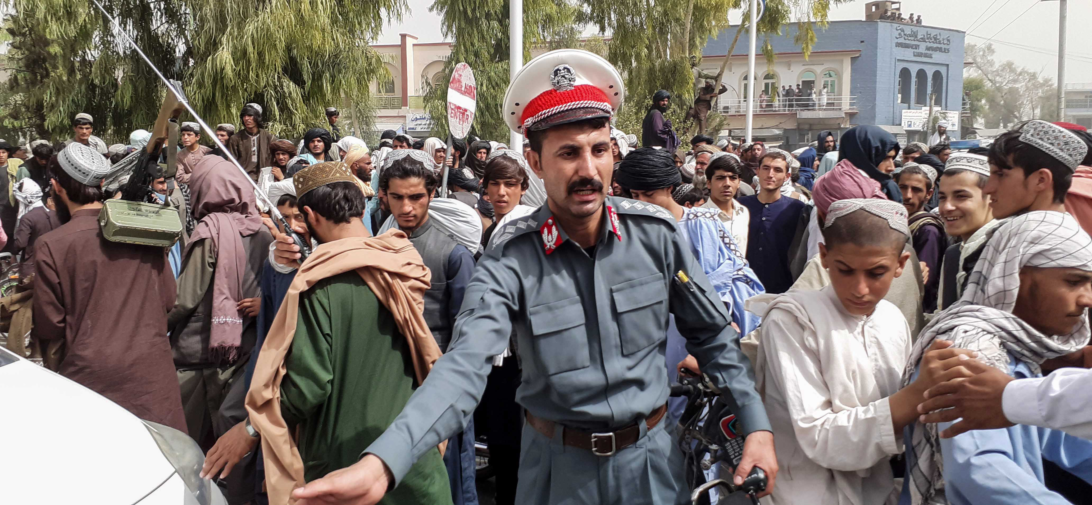 Avganistan, Taliban's director for Media and culture talks with journalists after former Governor surrendered
