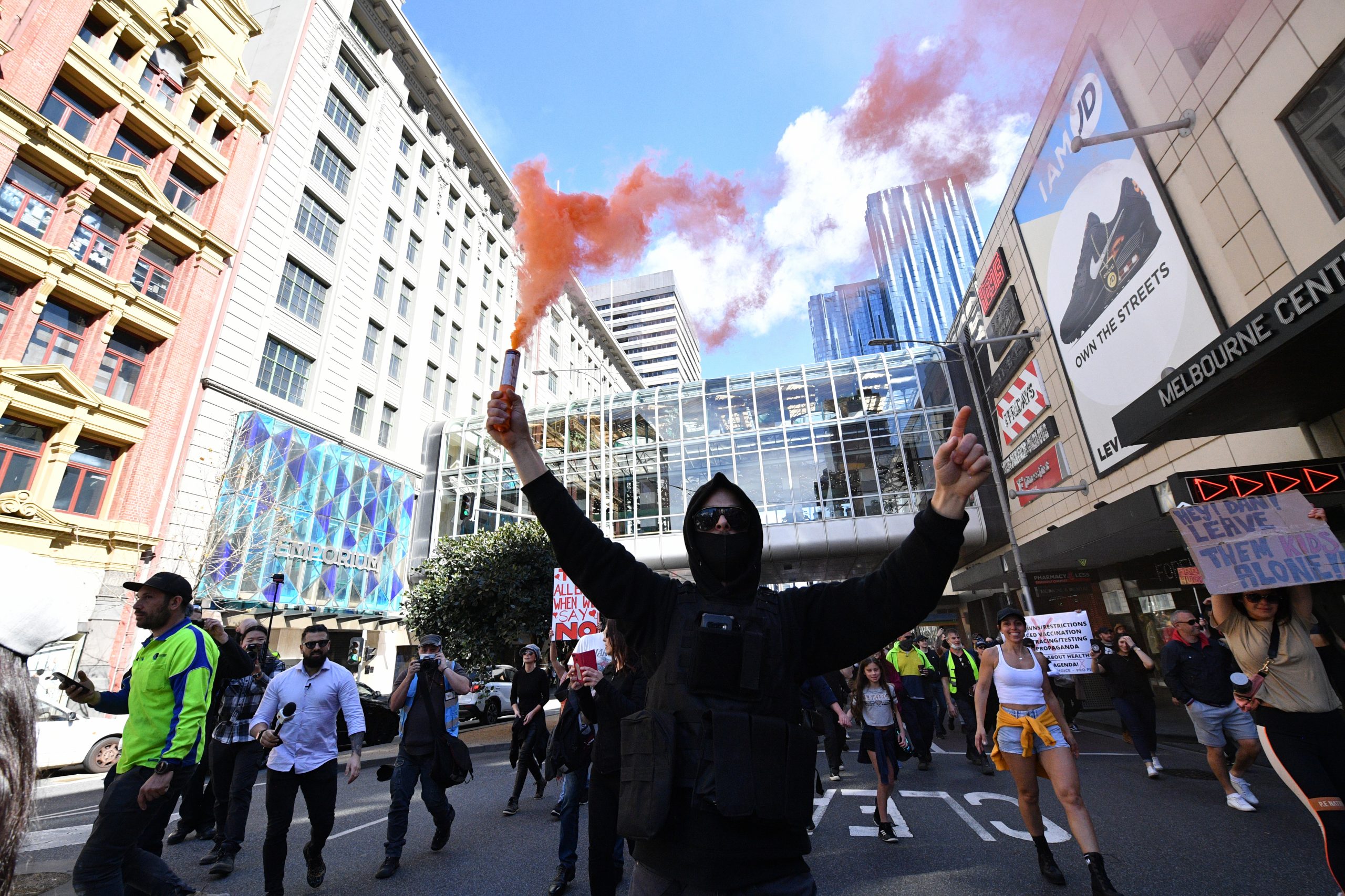 epa09422747 Protesters gather during an anti-lockdown protest in the central business district of Melbourne, Australia, 21 August 2021.  EPA-EFE/JAMES ROSS AUSTRALIA AND NEW ZEALAND OUT