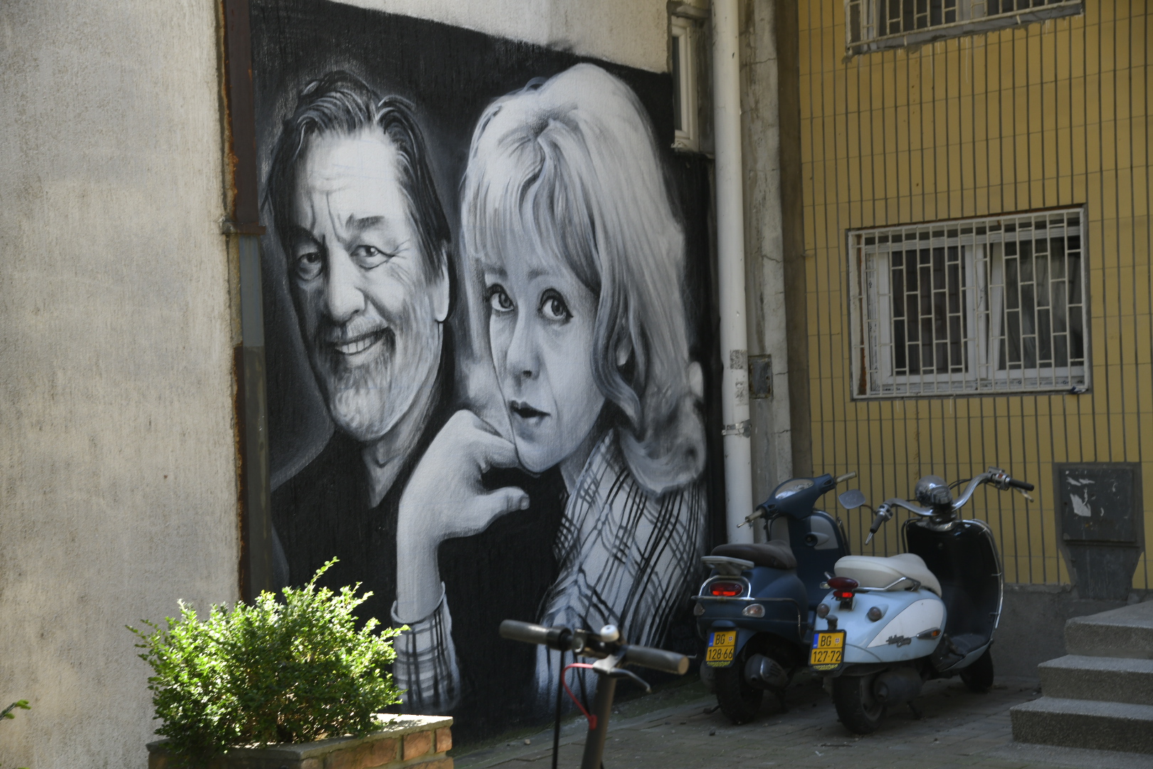 Beograd 11. jul 2020. Dragan Nikolic i Milena Dravic Murali grafiti poznatih licnosti na fasadama stambenih zgrada Foto:Nemanja Jovanović/Nova.rs