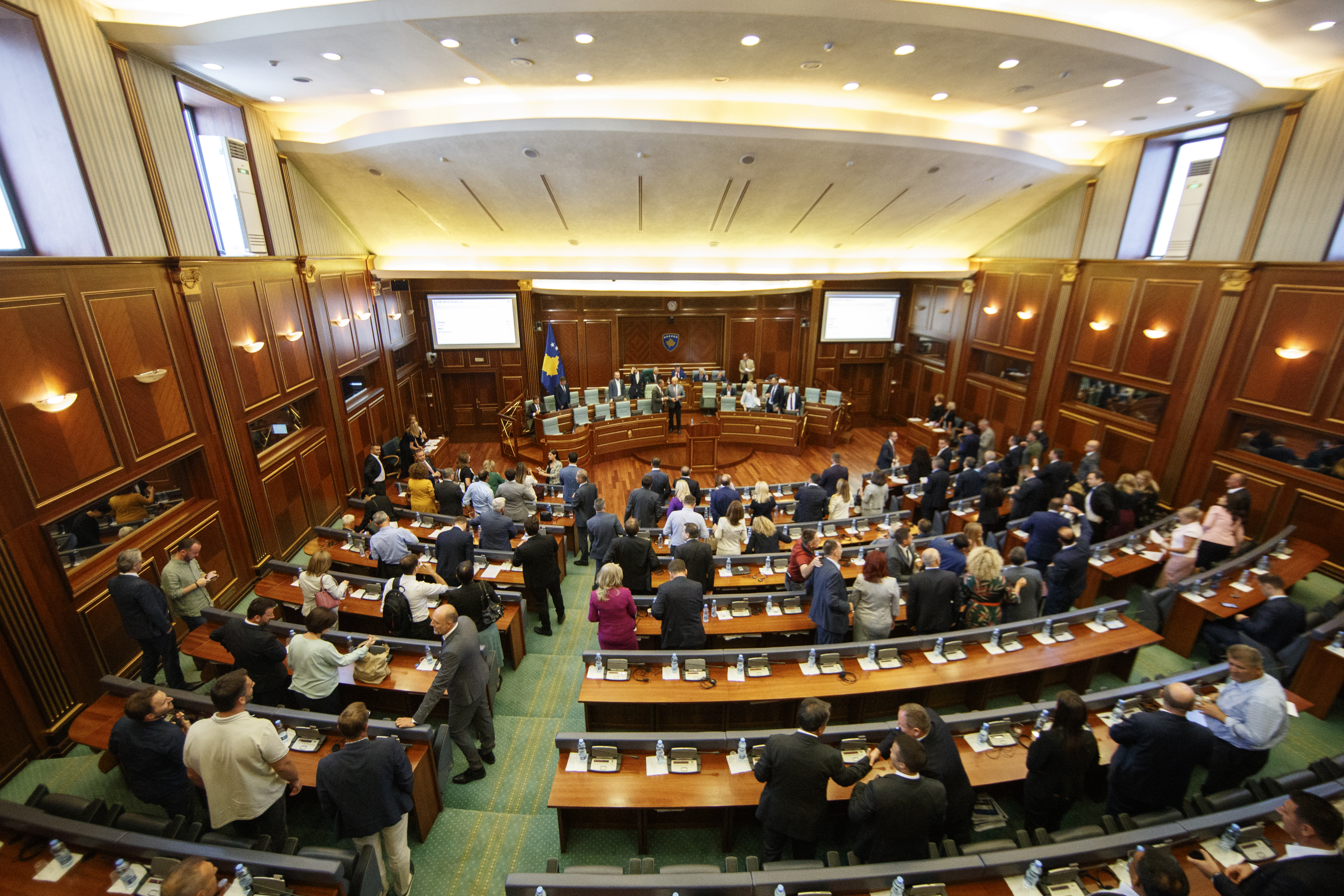 Kosovo legislators backed a motion for the dissolution of parliament