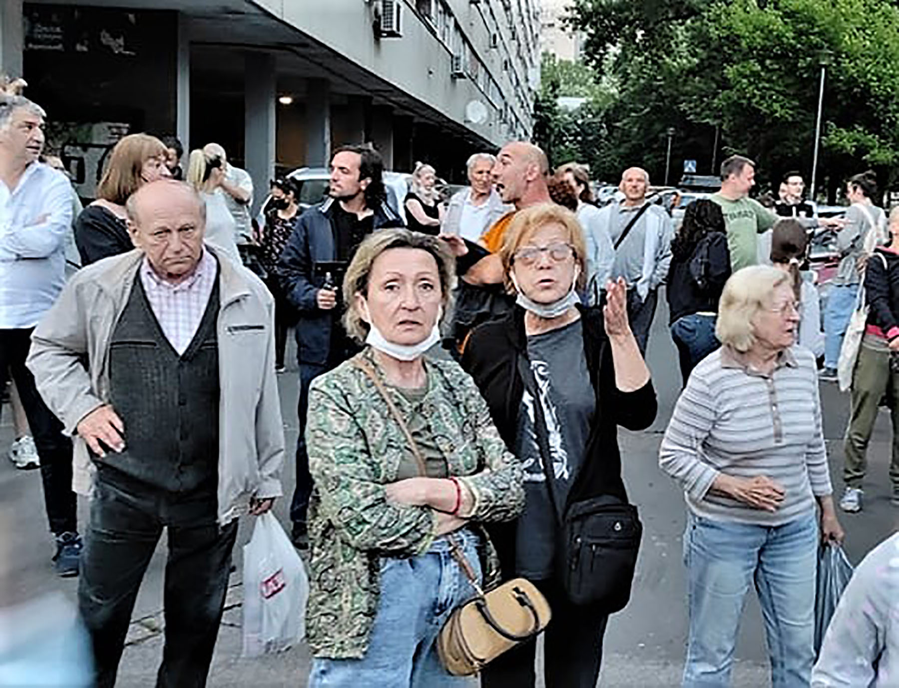 Oko 500 građana, stanara Bloka 37 na Novom Beogradu, okupilo se danas oko 20 časova protestujući zbog izgradnje poslovne zgrade na prostoru namenjenom za parking u Bulevaru Milutina MIankovića 162