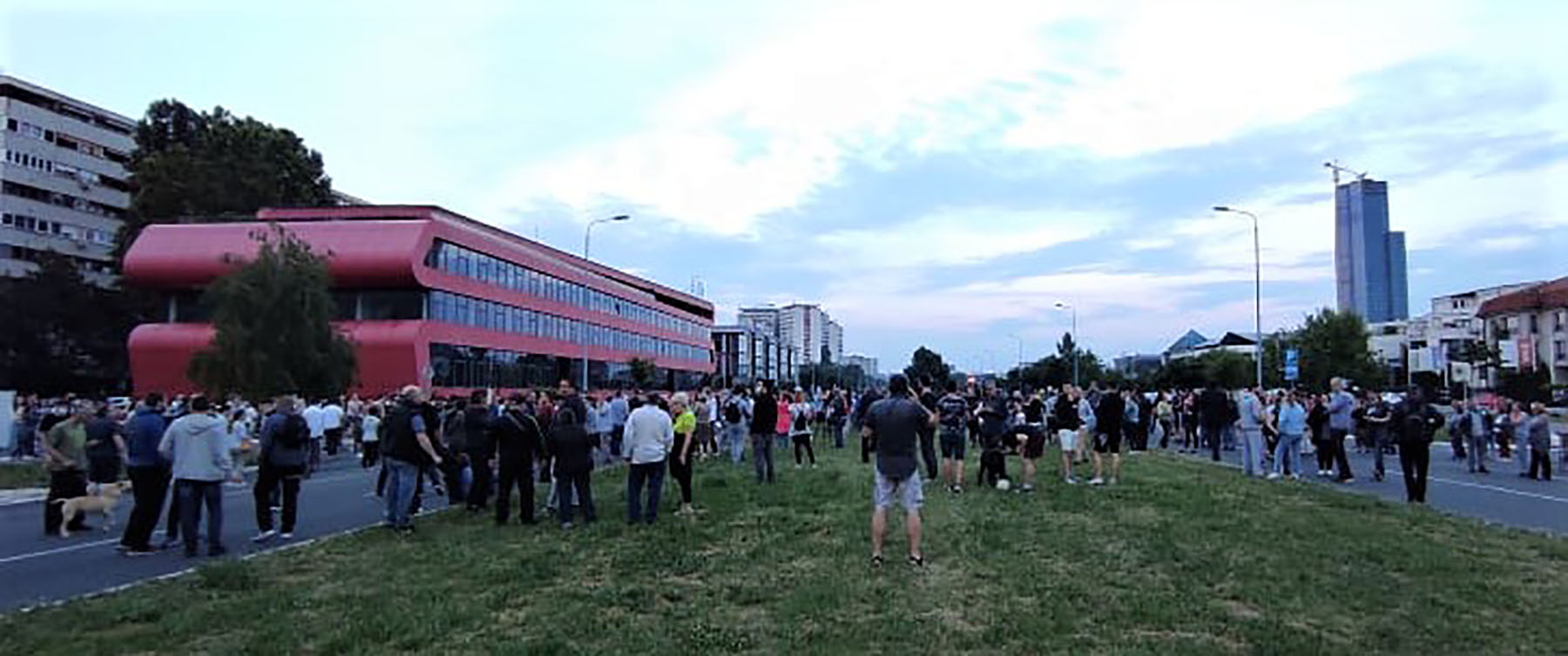 Oko 500 građana, stanara Bloka 37 na Novom Beogradu, okupilo se danas oko 20 časova protestujući zbog izgradnje poslovne zgrade na prostoru namenjenom za parking u Bulevaru Milutina MIankovića 162