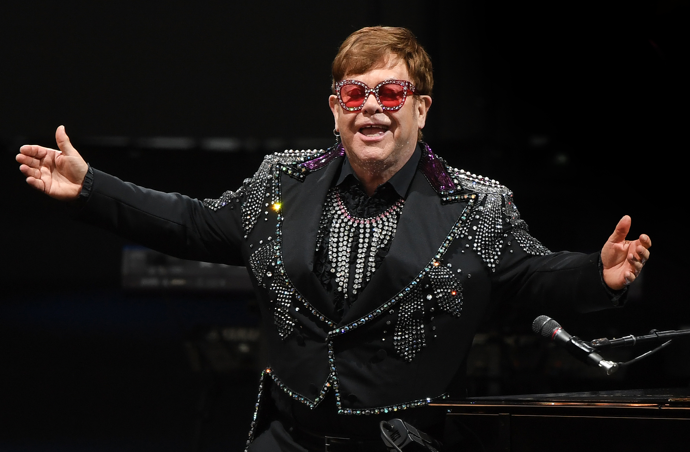 Elton John cancels show due to pneumonia