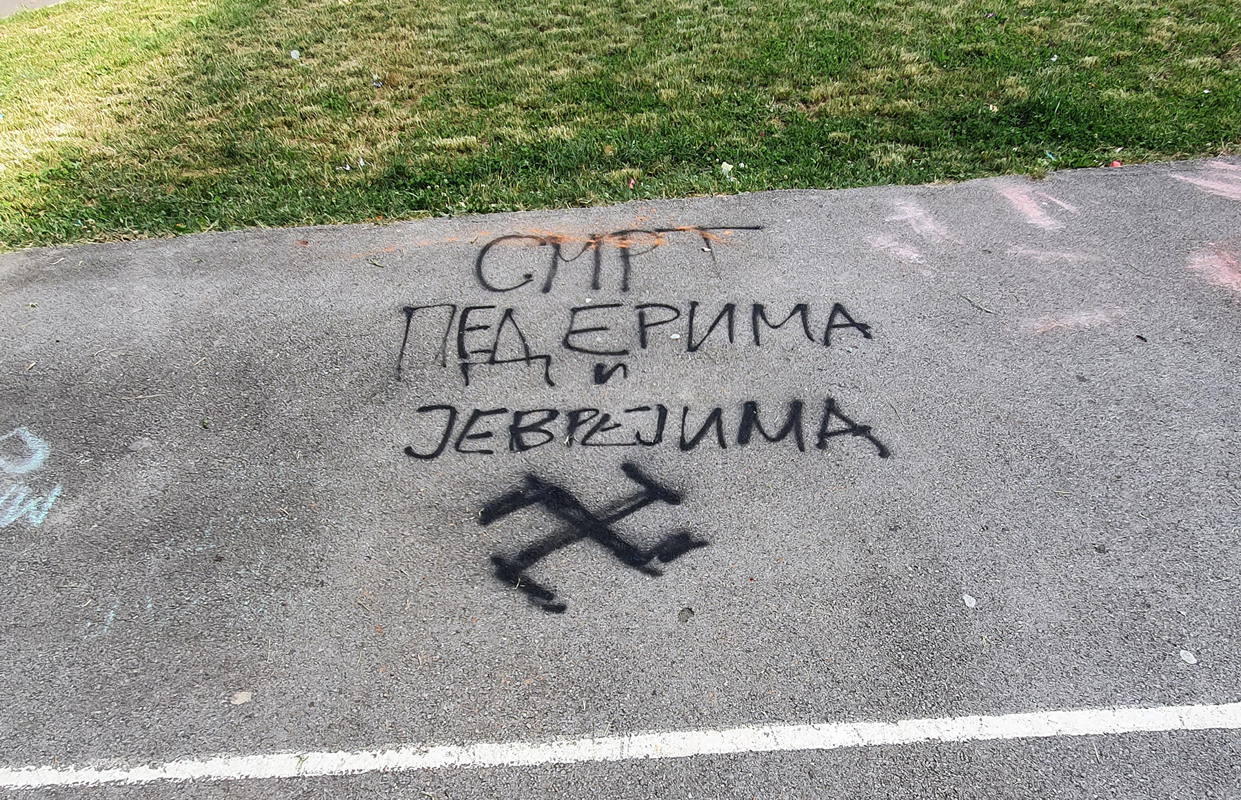 novi grafiti u blokovima smrt jevrejima i pederima nacistički grafiti