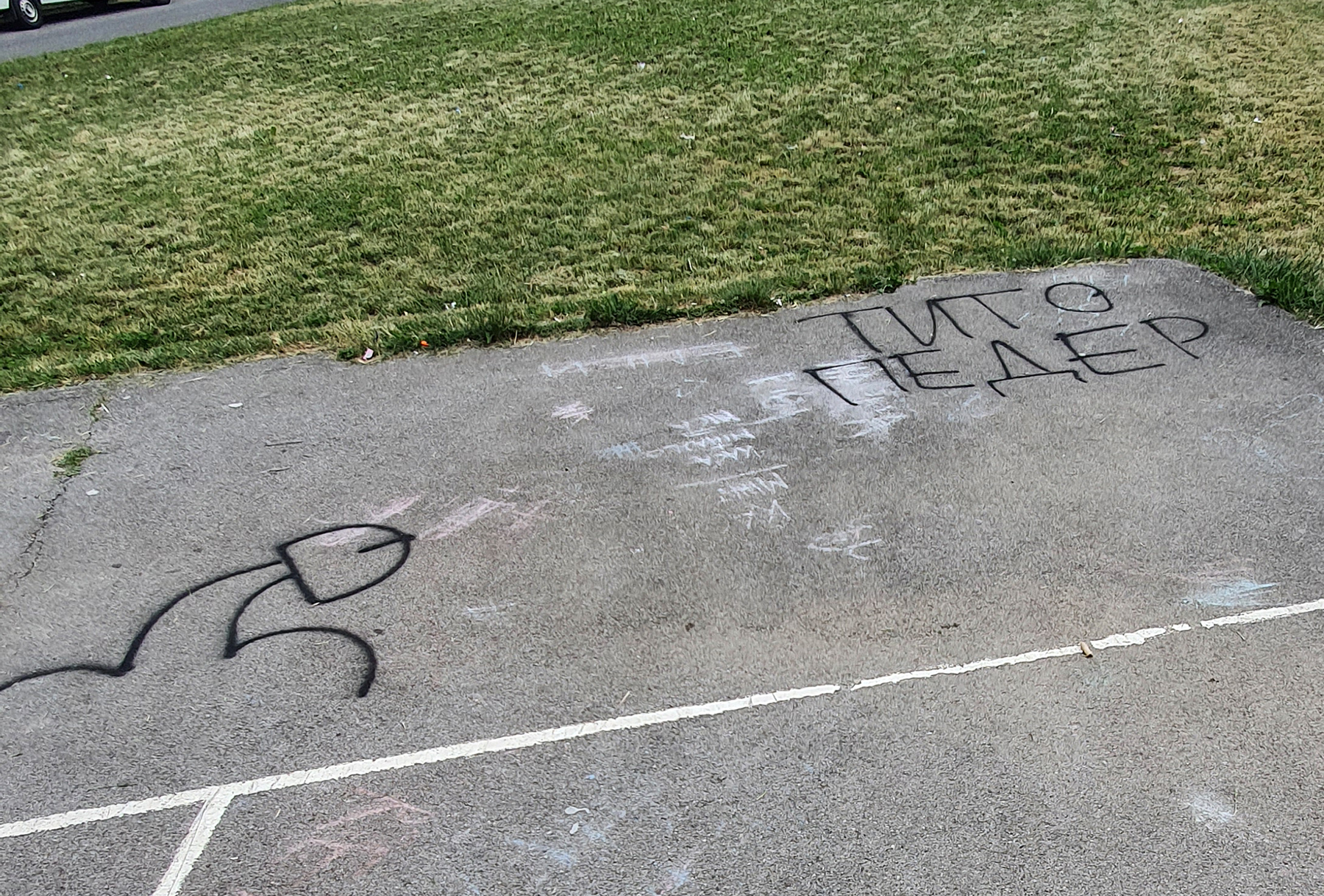 novi grafiti u blokovima tito peder novi grafiti u blokovima smrt jevrejima i pederima nacistički grafiti