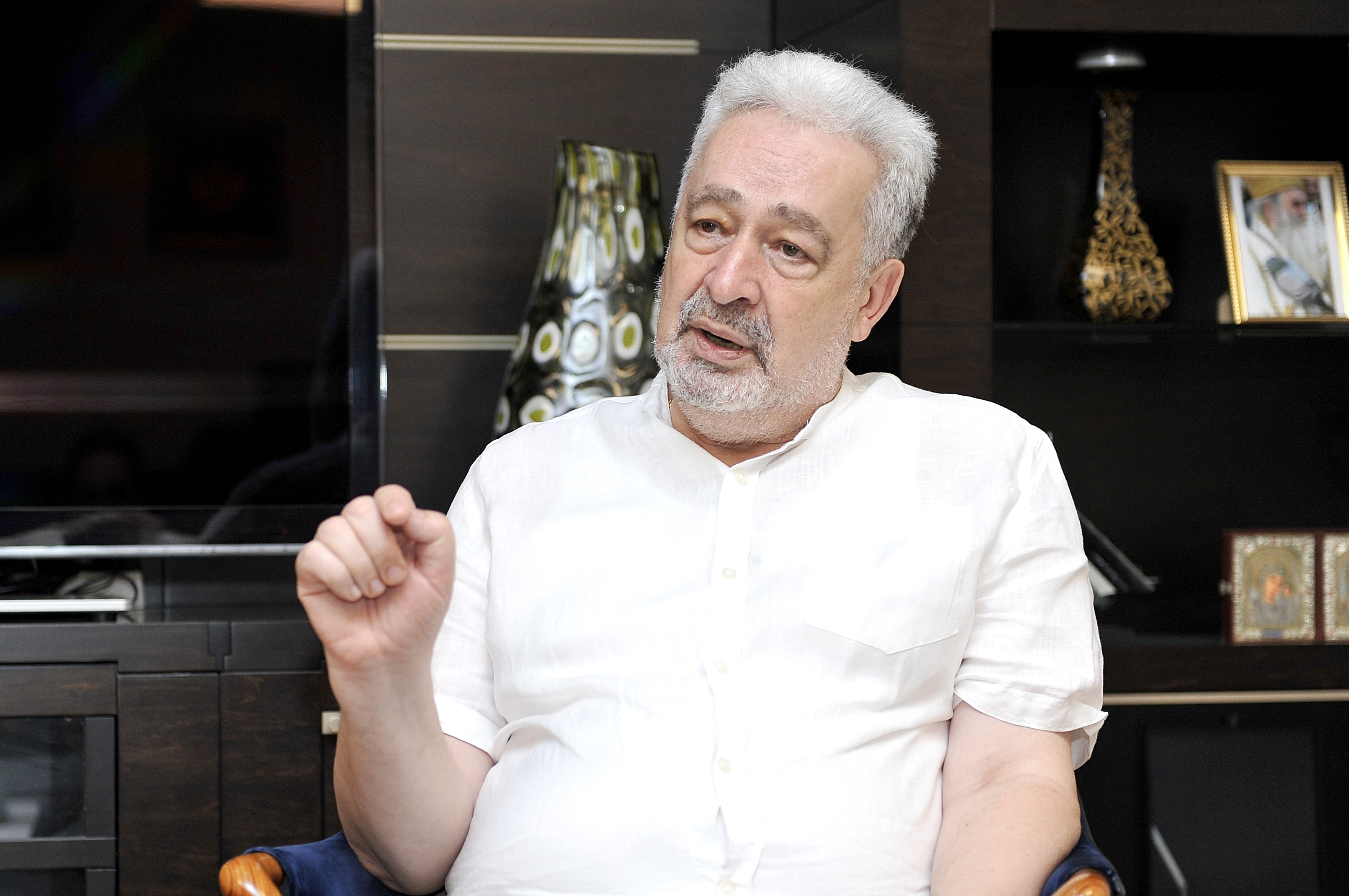 u Vladi CG su nam ustupili svog fotografa za intervju sa Krivokapićem. Njima je bilo važno da budu novije fotke. Nama  su date kao naše vlasništvo, samo su zamolili da ih potpišemo sa Zoran Đurović/Nova.rs,  prosledio Vojislav Milovančević