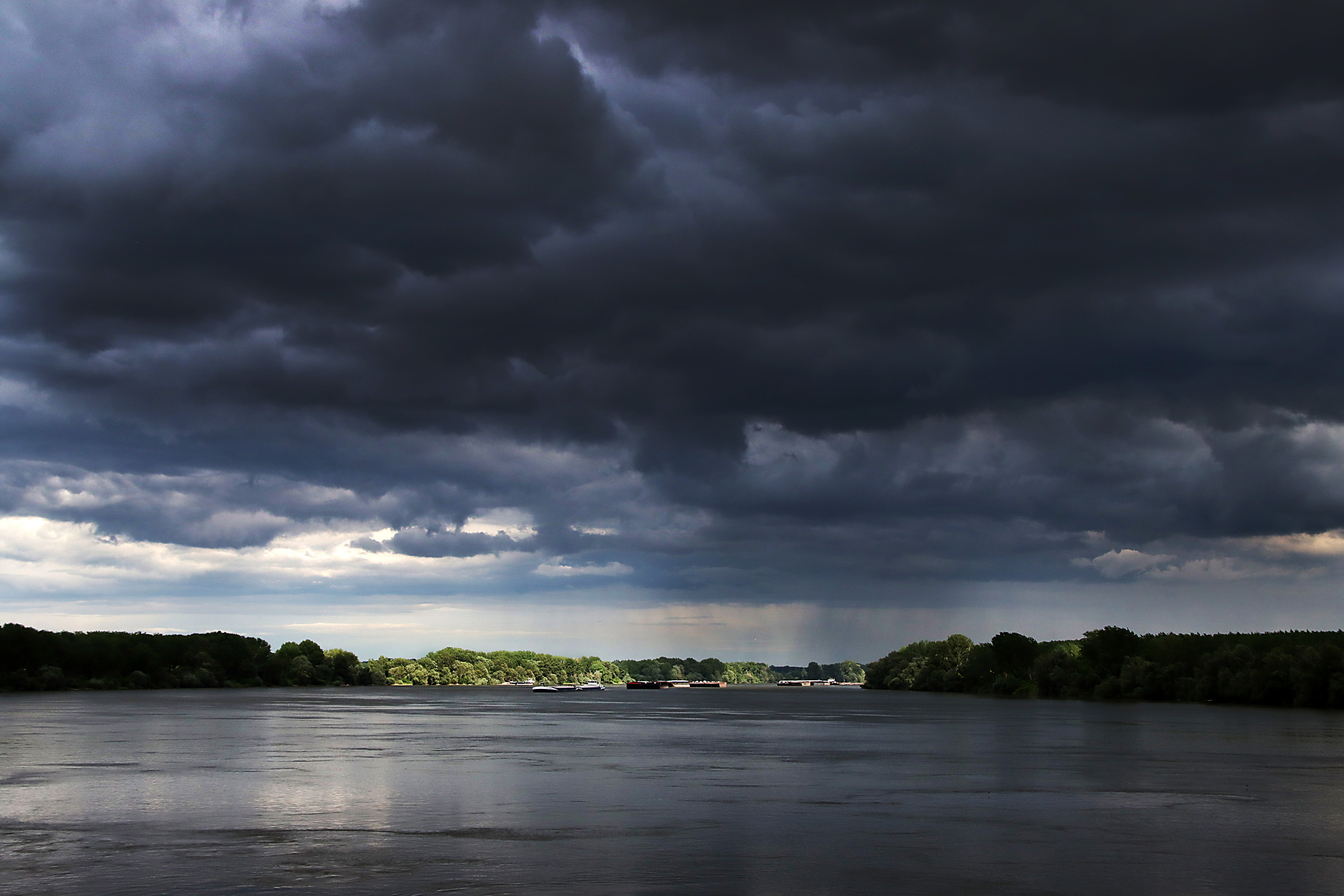 Novi Sad 13 maja.2021 - Prolecni dan, smena oblaka i kise.U Srbiji je danas promenljivo oblacno, mestimicno sa kratkotrajnom kisom, pljuskovima i grmljavinom. FOTO TANJUG/ JAROSLAV PAP/ nr