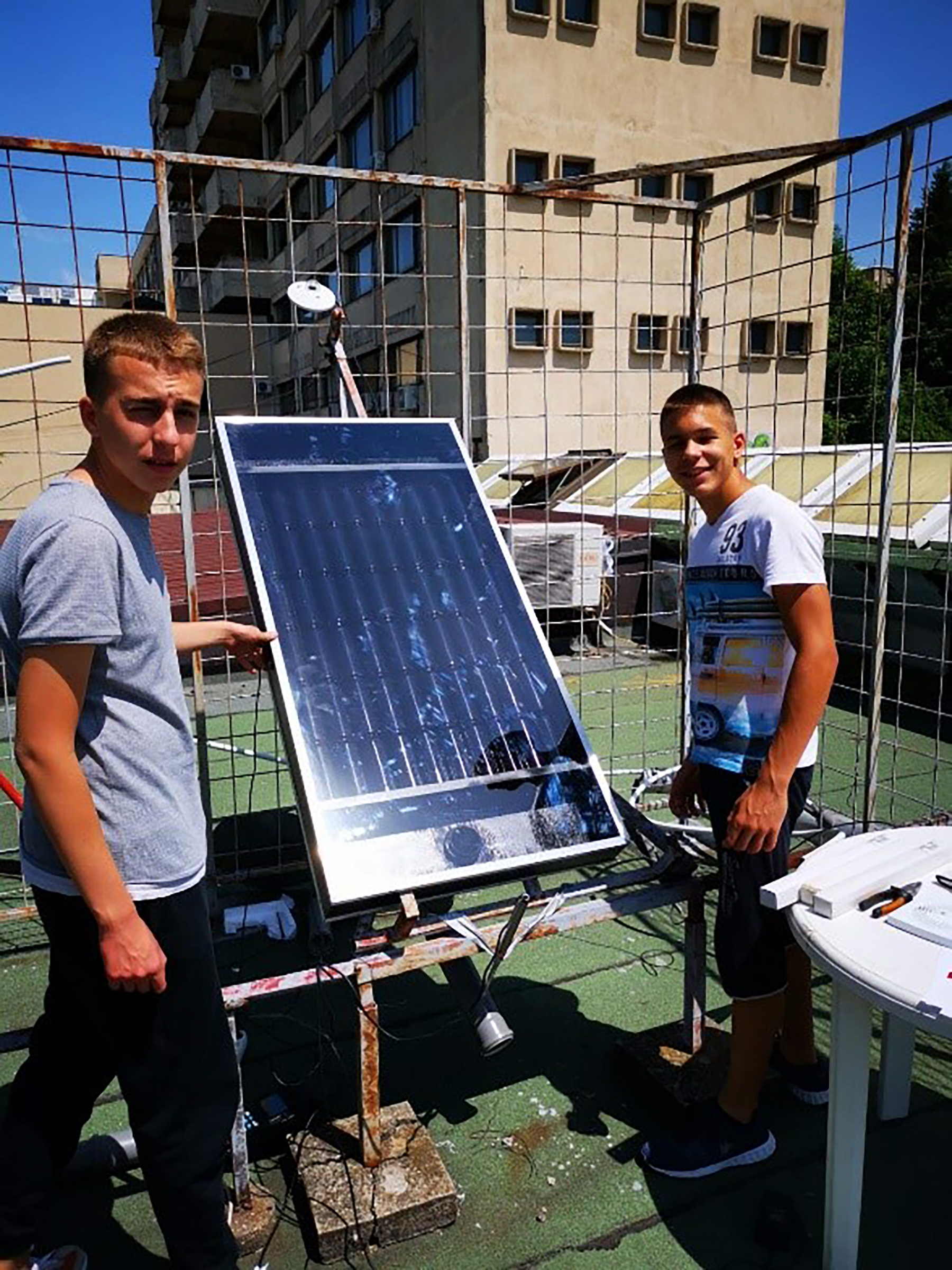 Niški gimnazijalci napravili jedinstvene solarne panele od limenki,