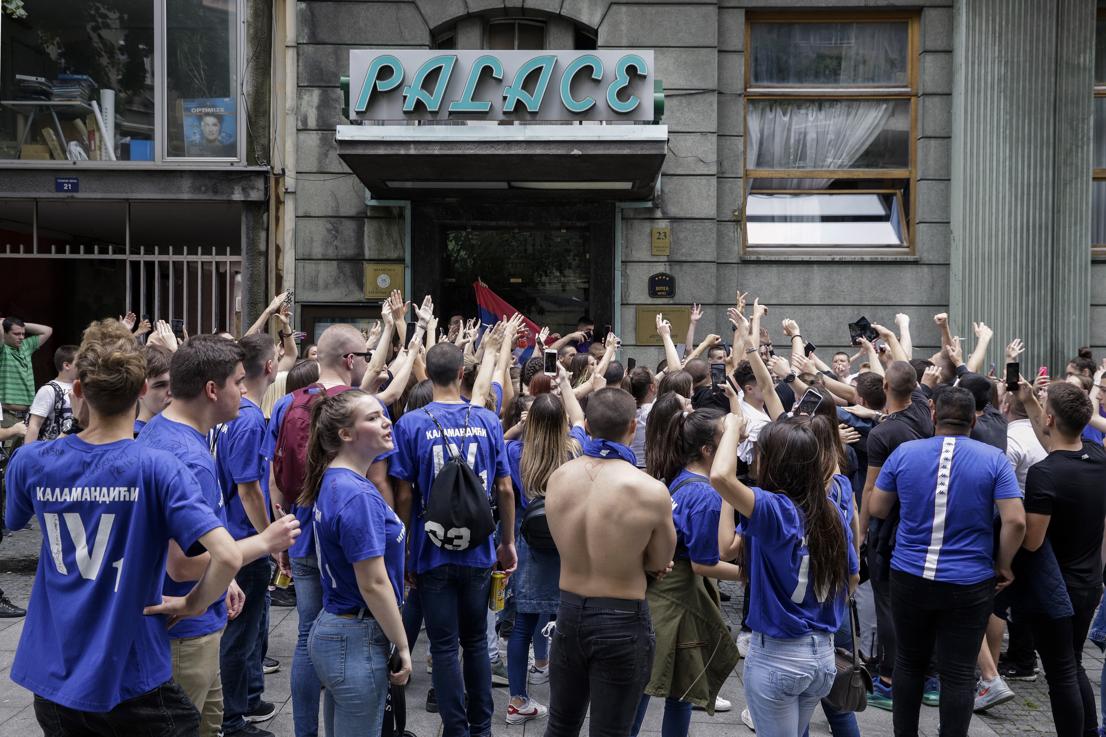 Beograd, 18. juna 2020. - Beogradski maturanti okupili su se danas i tradicionalno proslavili kraj skolovanja.  FOTO TANJUG /ANDRIJA VUKELIC / an