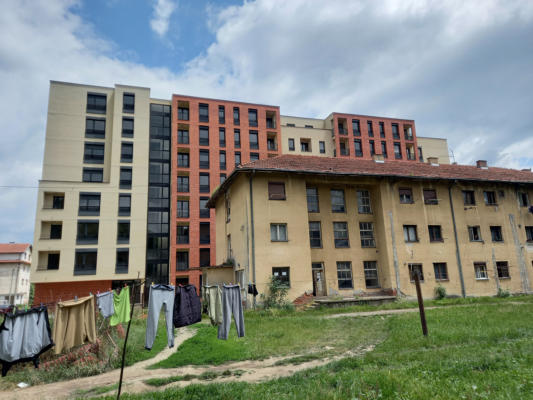 Preko hiljadu stanara u dvanaest stambenih zgrada Radničke kolonije u
Dositejevoj ulici u Kraljevu, Kraljevo Dostejeva ulica