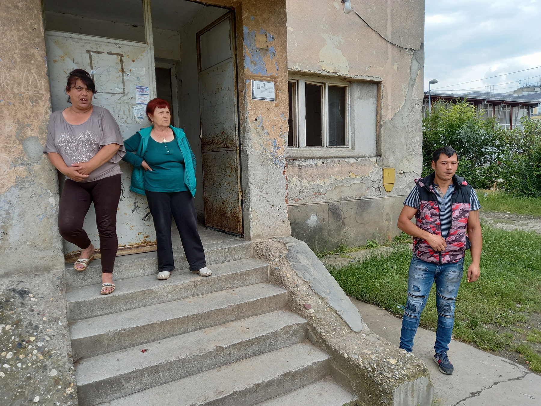 Preko hiljadu stanara u dvanaest stambenih zgrada Radničke kolonije u
Dositejevoj ulici u Kraljevu, Kraljevo Dostejeva ulica