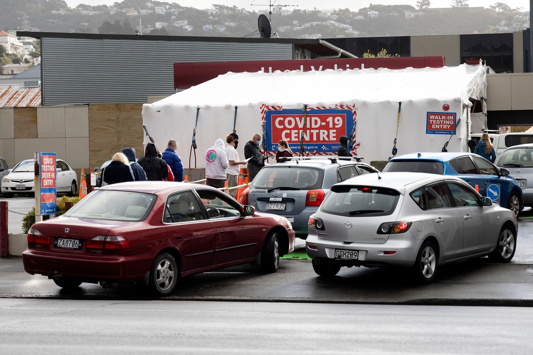 People visit a Covid-19 testing station during a nationwide lockdown in Wellington on August 18, 2021.,Image: 627561448, License: Rights-managed, Restrictions: , Model Release: no, Credit line: Marty MELVILLE / AFP / Profimedia