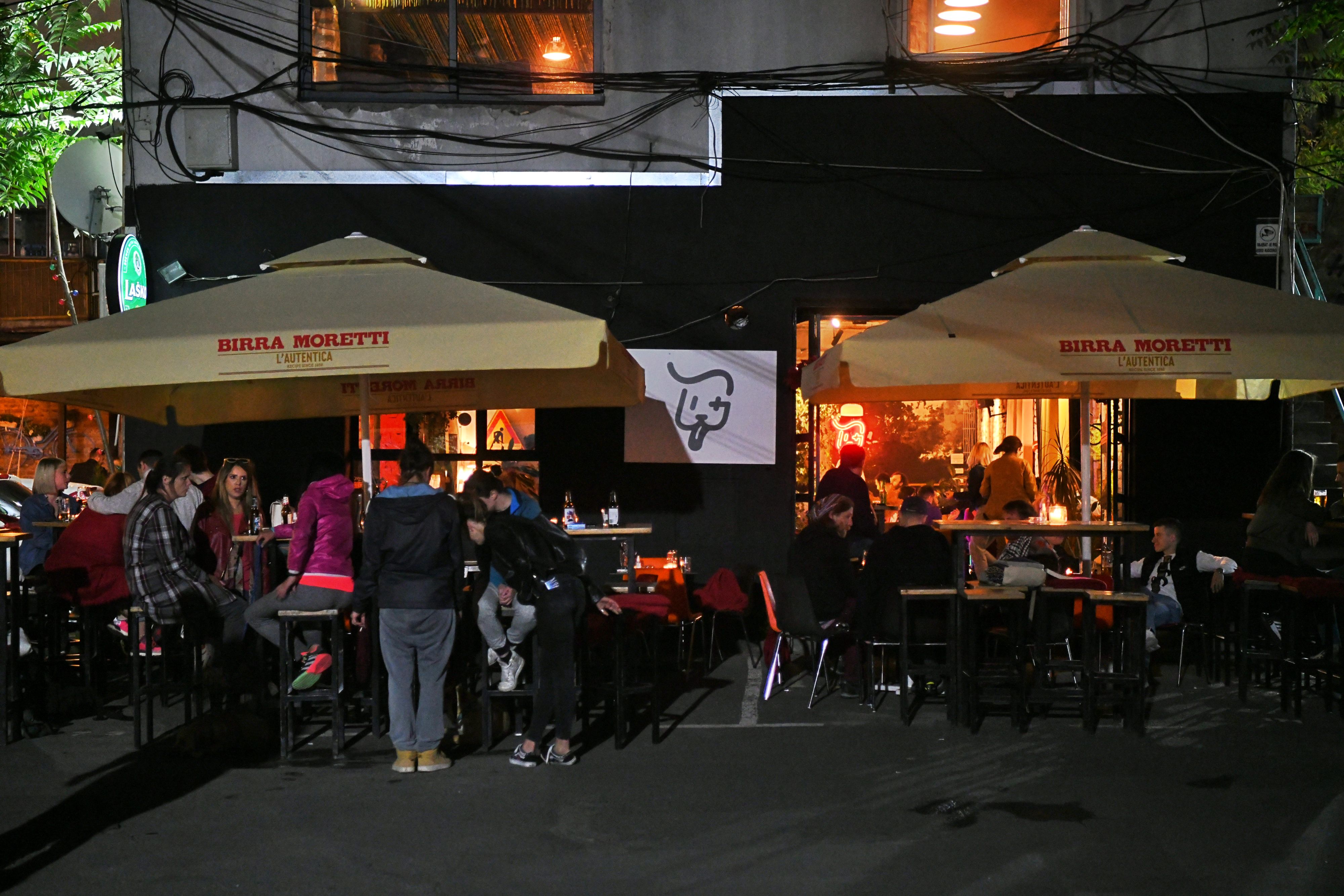 Esnaf, zamena
Beograd, 01.06.2021. Kafić, kafići, Cetinjska, restorani, restoran, muzičari, klubovi, produženo radno vreme Foto: Goran Srdanov/Nova.rs