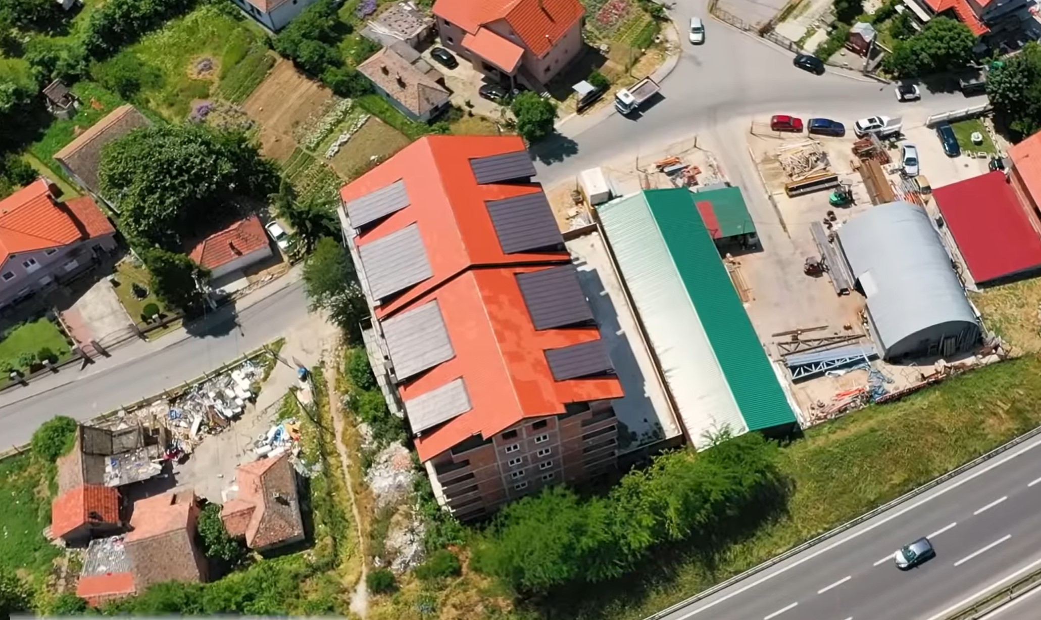 zgrada pored autoputa