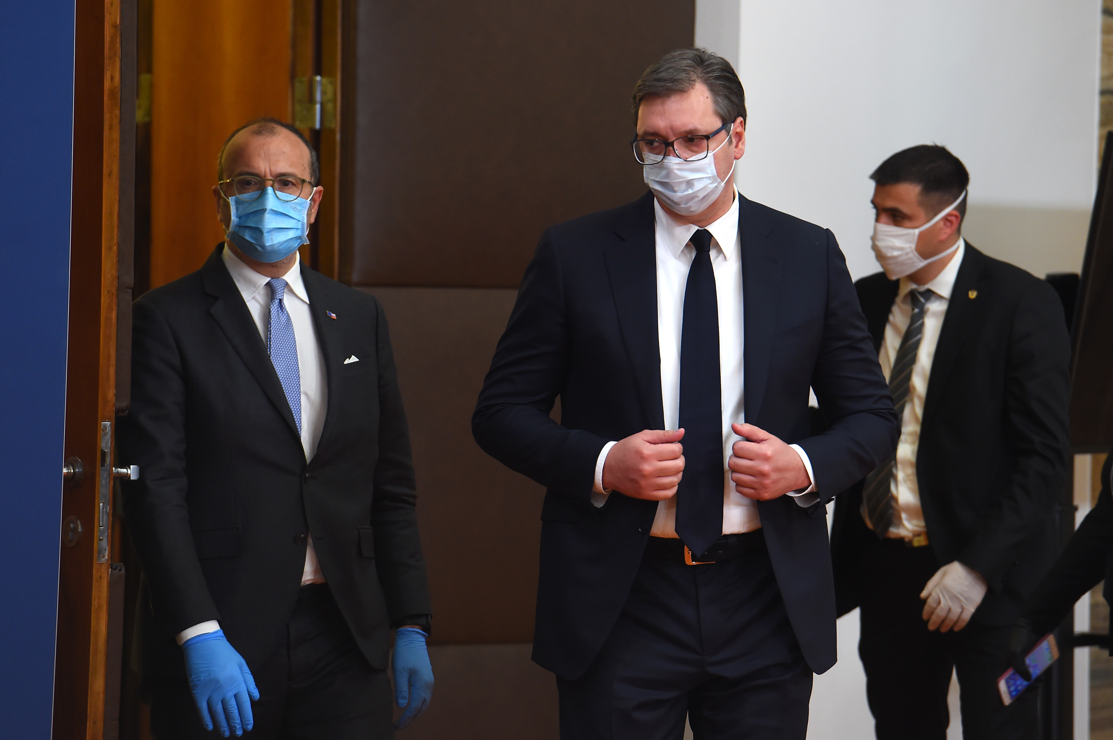 Beograd, 24. aprila 2020. - Sef Delegacije Evropske unije Sem Fabrici i predsednik Srbije Aleksandar Vucic. Predsednik Srbije Aleksandar Vucic sastao se danas pre podne sa ambasadorima zemalja clanica Evropske unije. FOTO TANJUG / DRAGAN KUJUNDZIC / an