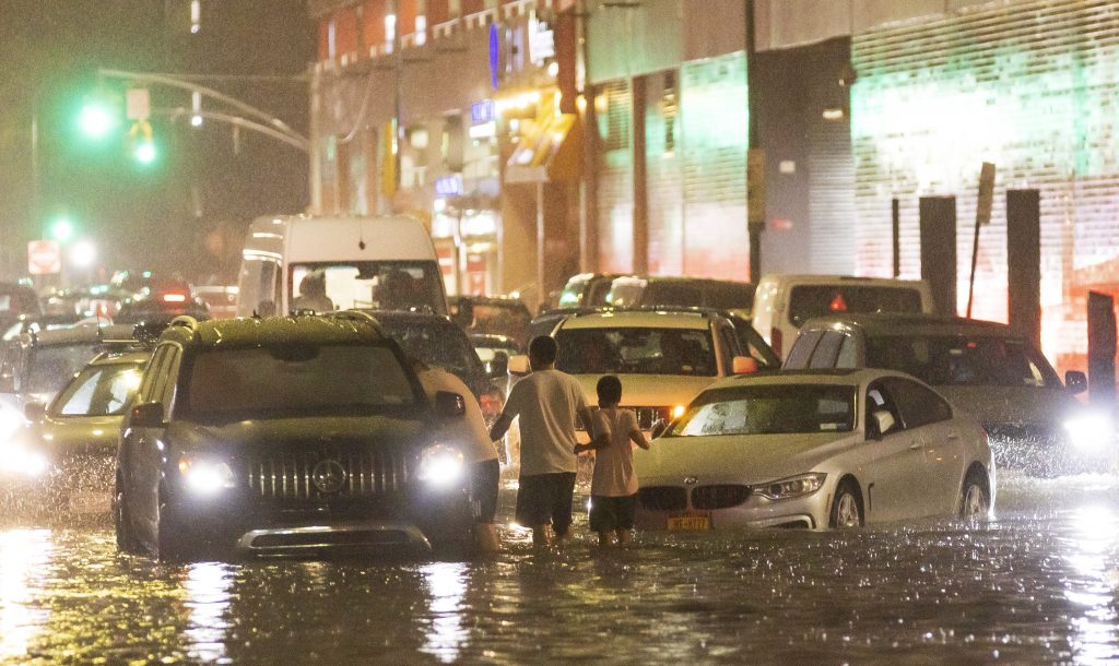 epa09442161 Cars stuck on a street flooded by heavy rain as remnants of Hurricane Ida hit the area in the Queens borough of New York, New York, USA, 01 September 2021.  EPA-EFE/JUSTIN LANE