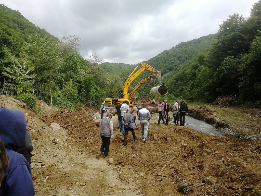 Meštani sela Donji Stajevac kod Trgovišta nedeljama traže pomoć javnosti da bi odbranili reku Tripušnicu, od koje nastaje Pčinja