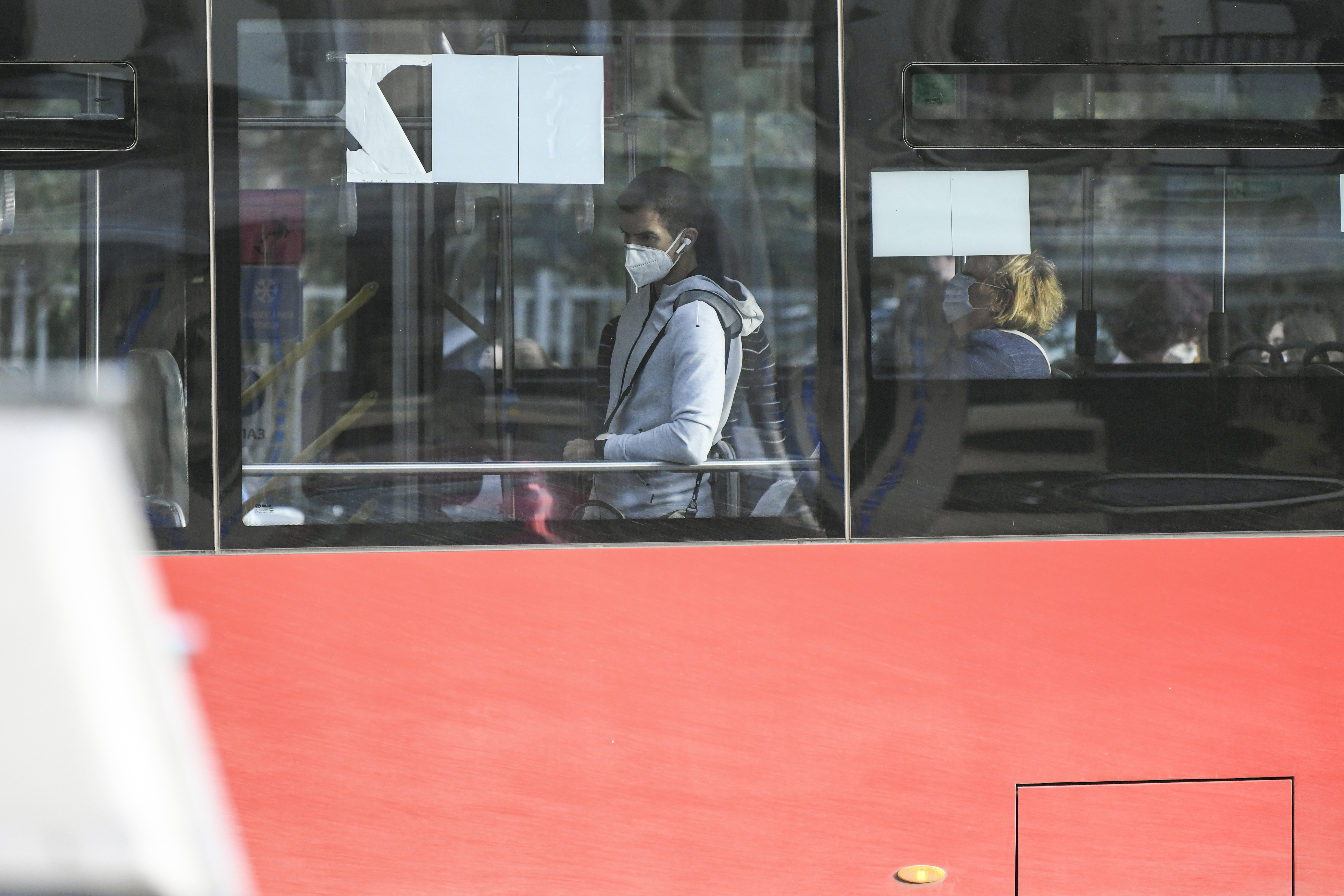 Beograd, 05.10.2020. Jutro, grad, Gsp, Autobus, Koronavirus, maske, maska, kovid, gradski prevoz Foto: Dragan Mujan/Nova.rs