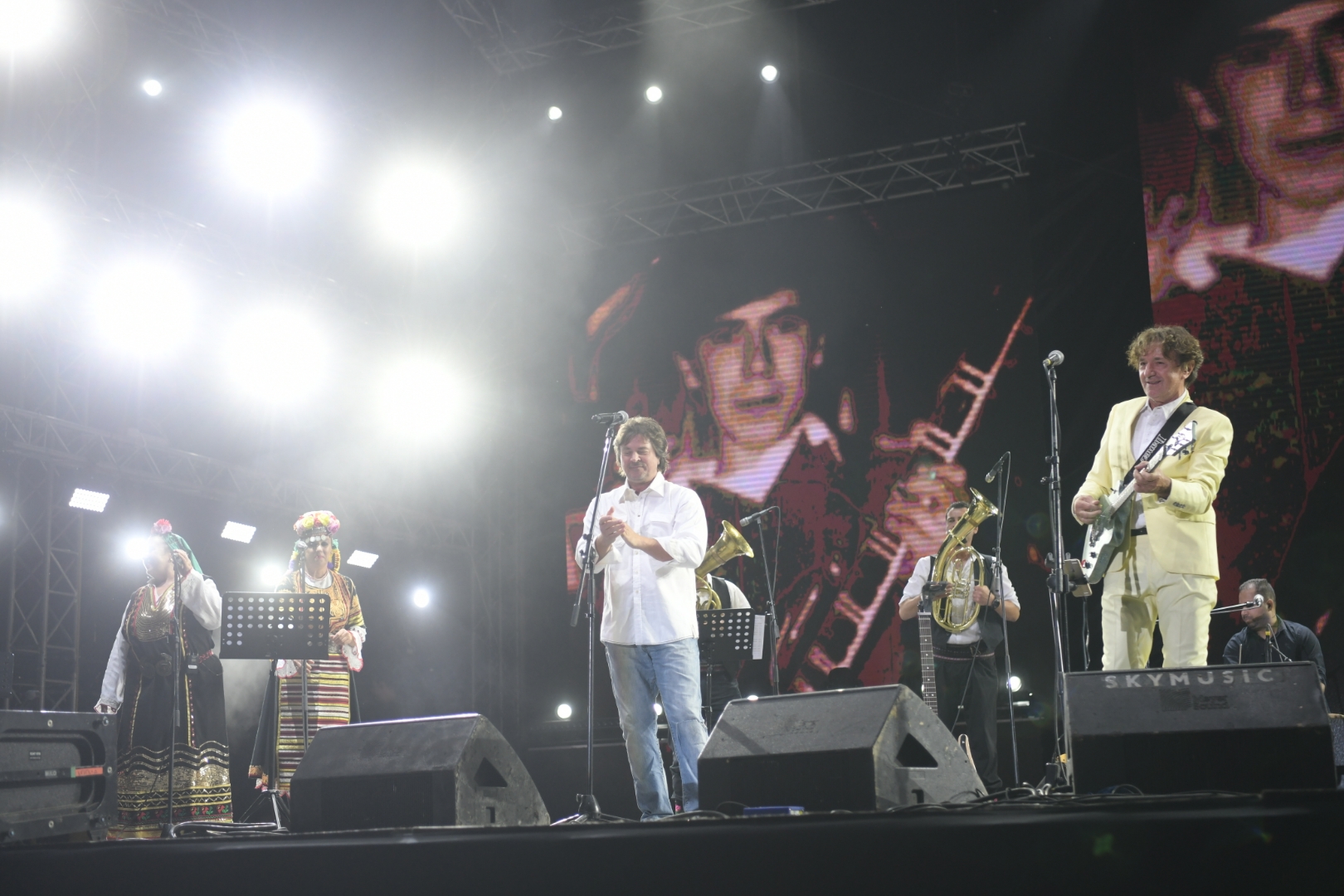 Beograd 18. avgust 2021. Alen Islamovic i Goran Bregovic, Prvo vece Beogradskog Bir festa na Uscu, Belgrade Beer Fest 2021, Muzički festival Belgrade Beer fest 2021, Bijelo dugme Foto:Dragan Mujan/Nova.rs