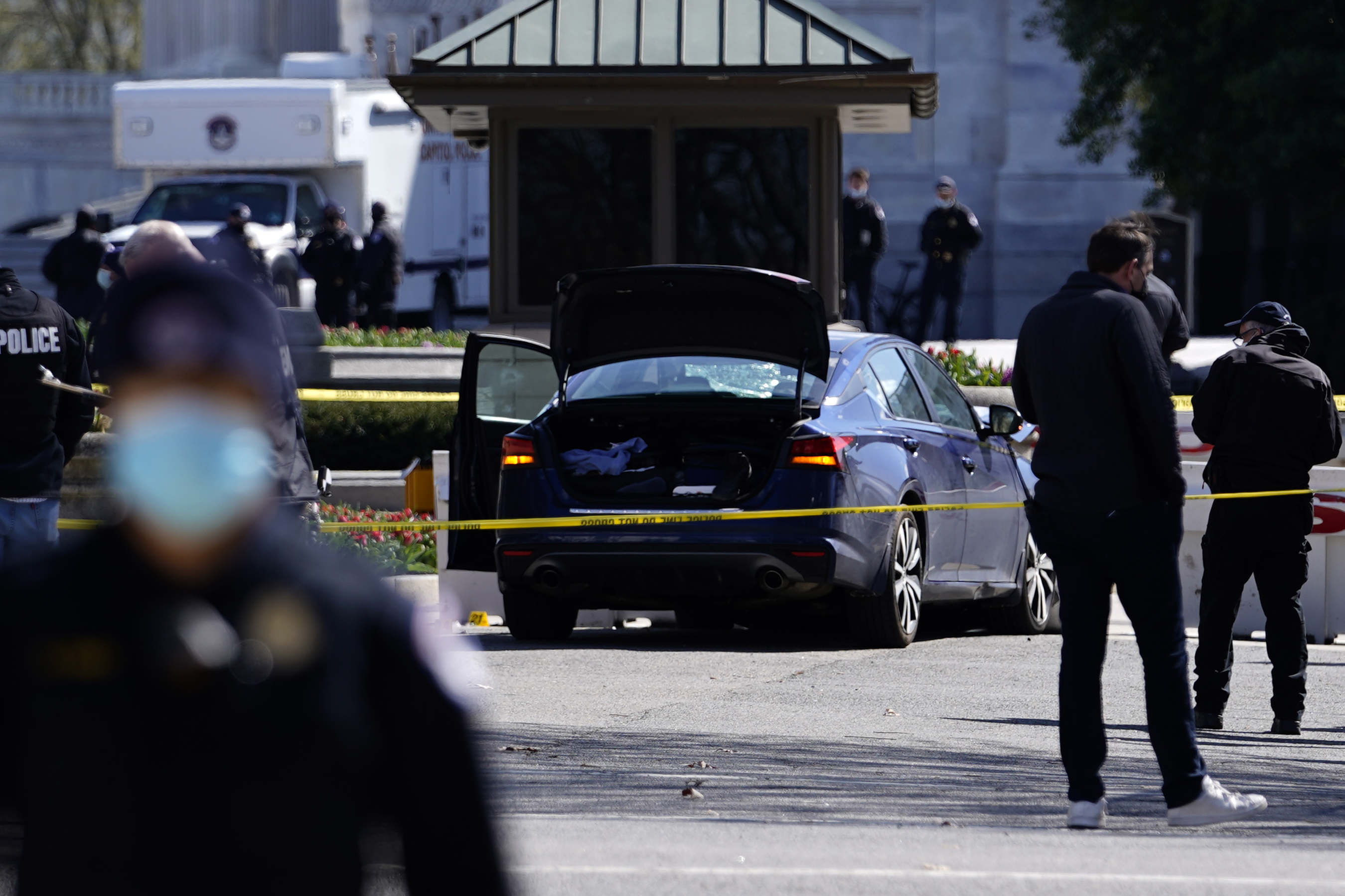 Car crashes into barricade at US Capitol