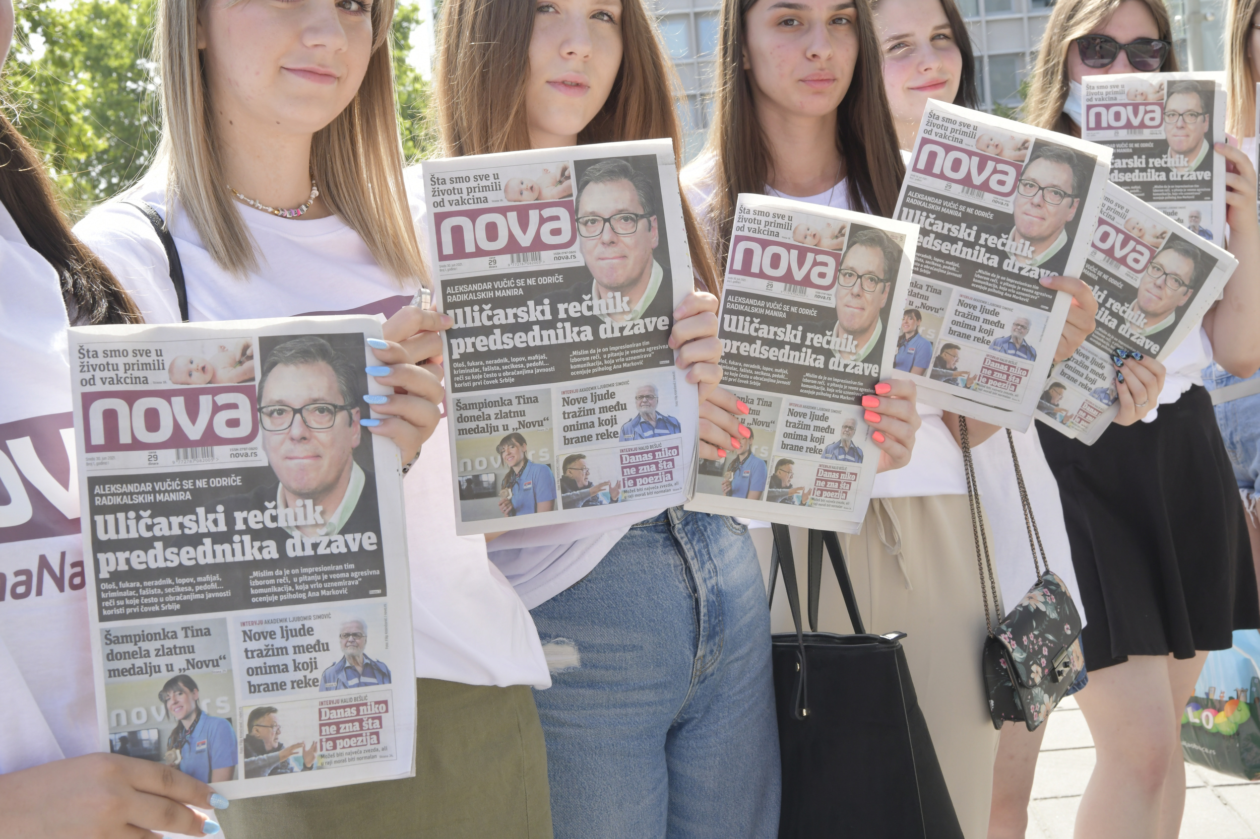 beograd 30 06 2021 konvoj automobila i promoterki za novinu Nova..ispred redakcije, promoterke, konvoj Nova automobila, brendiranje automobila