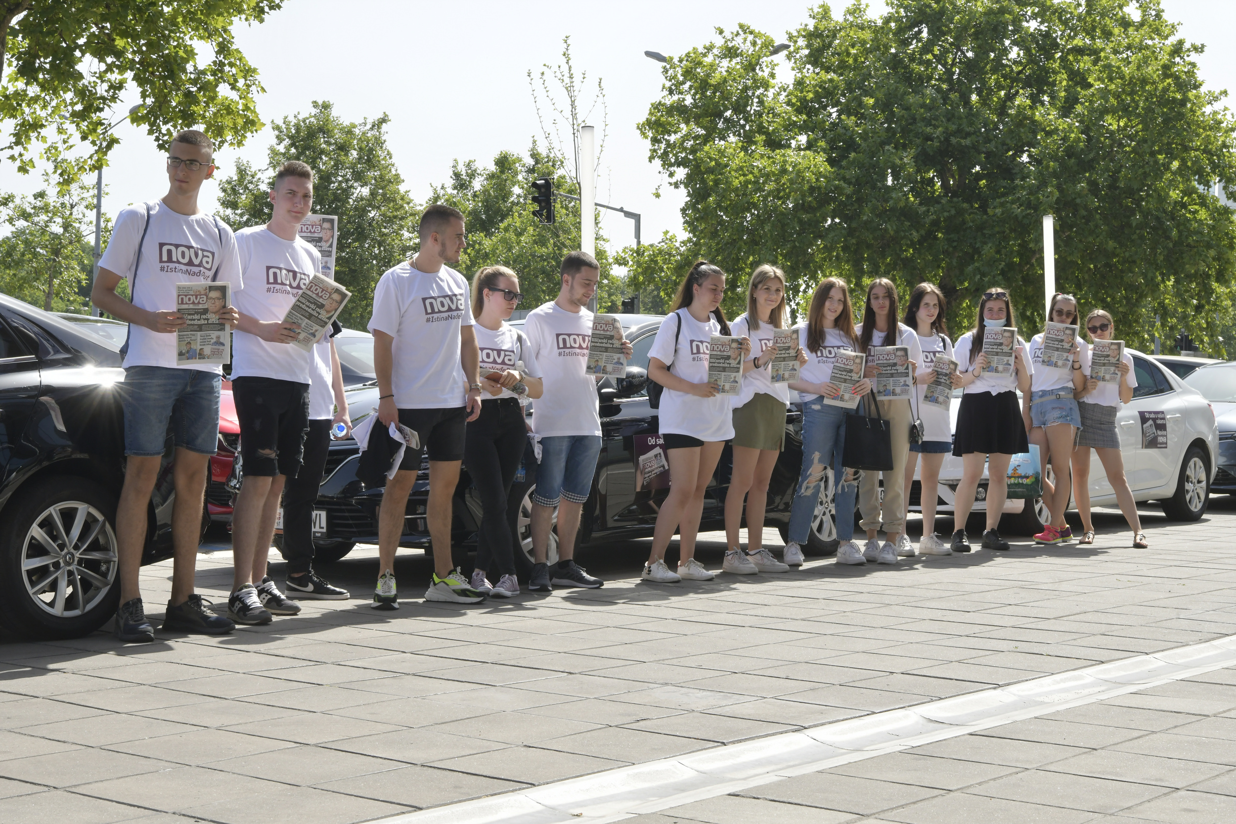 beograd 30 06 2021 konvoj automobila i promoterki za novinu Nova..ispred redakcije, promoterke, konvoj Nova automobila, brendiranje automobila