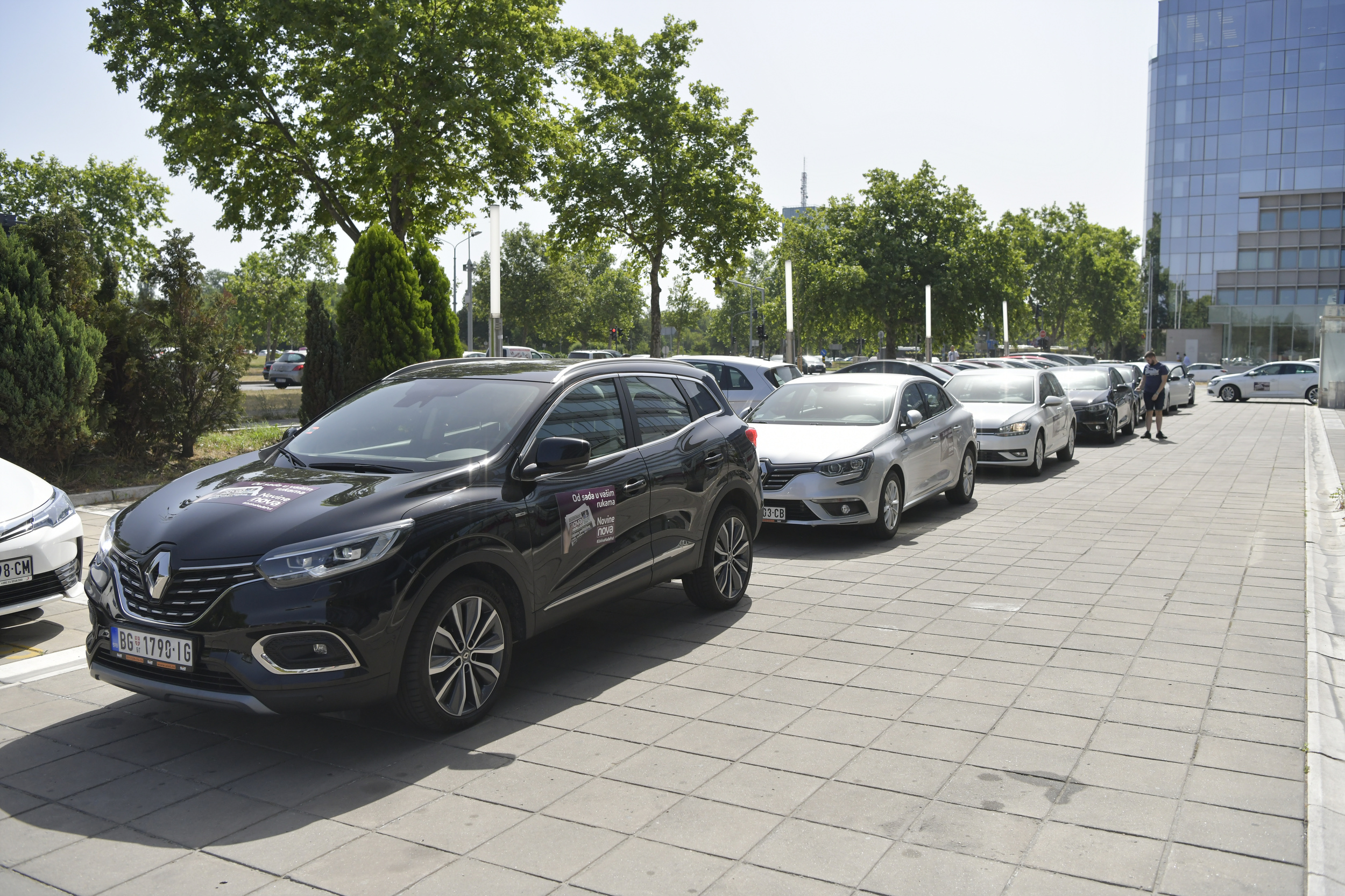 beograd 30 06 2021 konvoj automobila i promoterki za novinu Nova..ispred redakcije, promoterke, konvoj Nova automobila, brendiranje automobila
