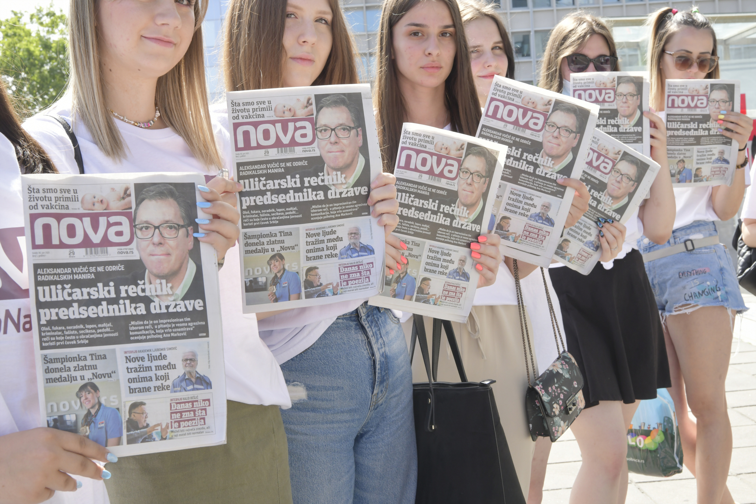 beograd 30 06 2021 konvoj automobila i promoterki za novinu Nova..ispred redakcije, promoterke, konvoj Nova automobila, brendiranje automobila