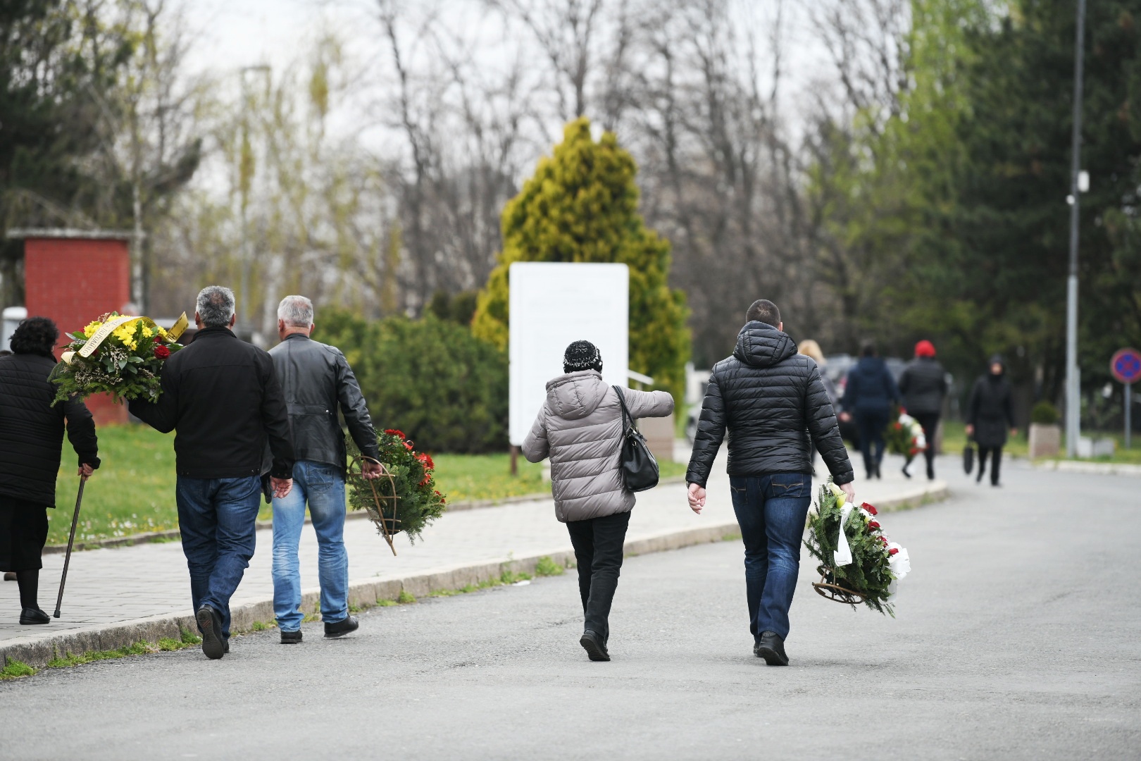 Beograd 04.04.2021. Bežanijsko groblje prepuno, nedelja na groblju Foto: Vesna Lalić/Nova.rs