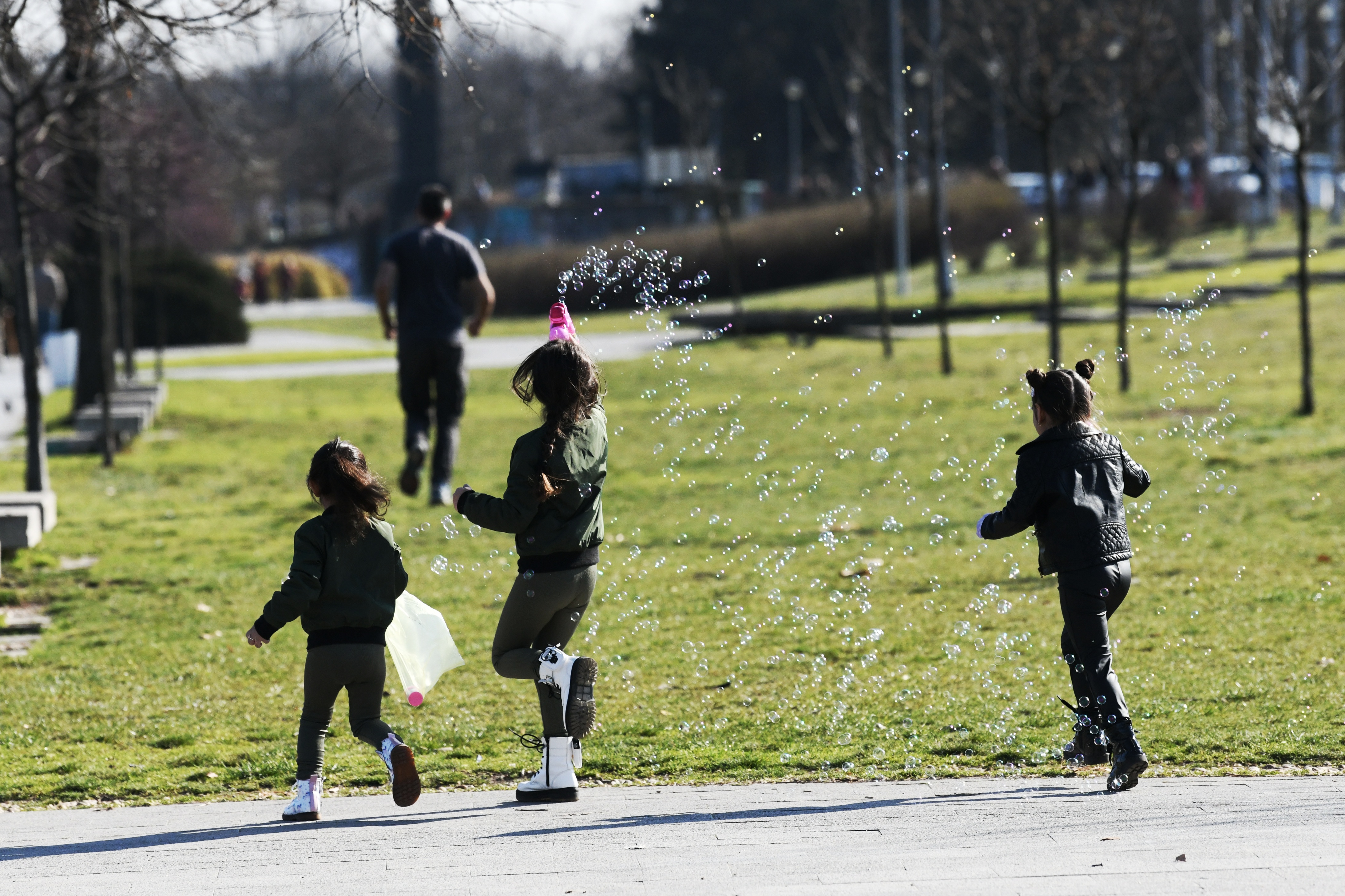 Beograd, 02.03.2021. Stiže proleće, lepo vreme, vremenska prognoza, sunčan dan, deca, šetnja, igra Foto: Vesna Lalić/Nova.rs