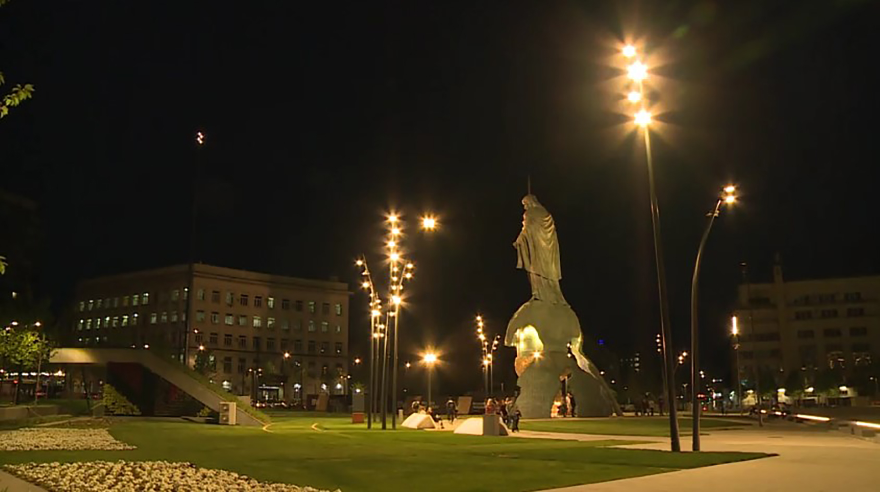 Spomenik davno postavljen, ali radovi na Savskom trgu stoje