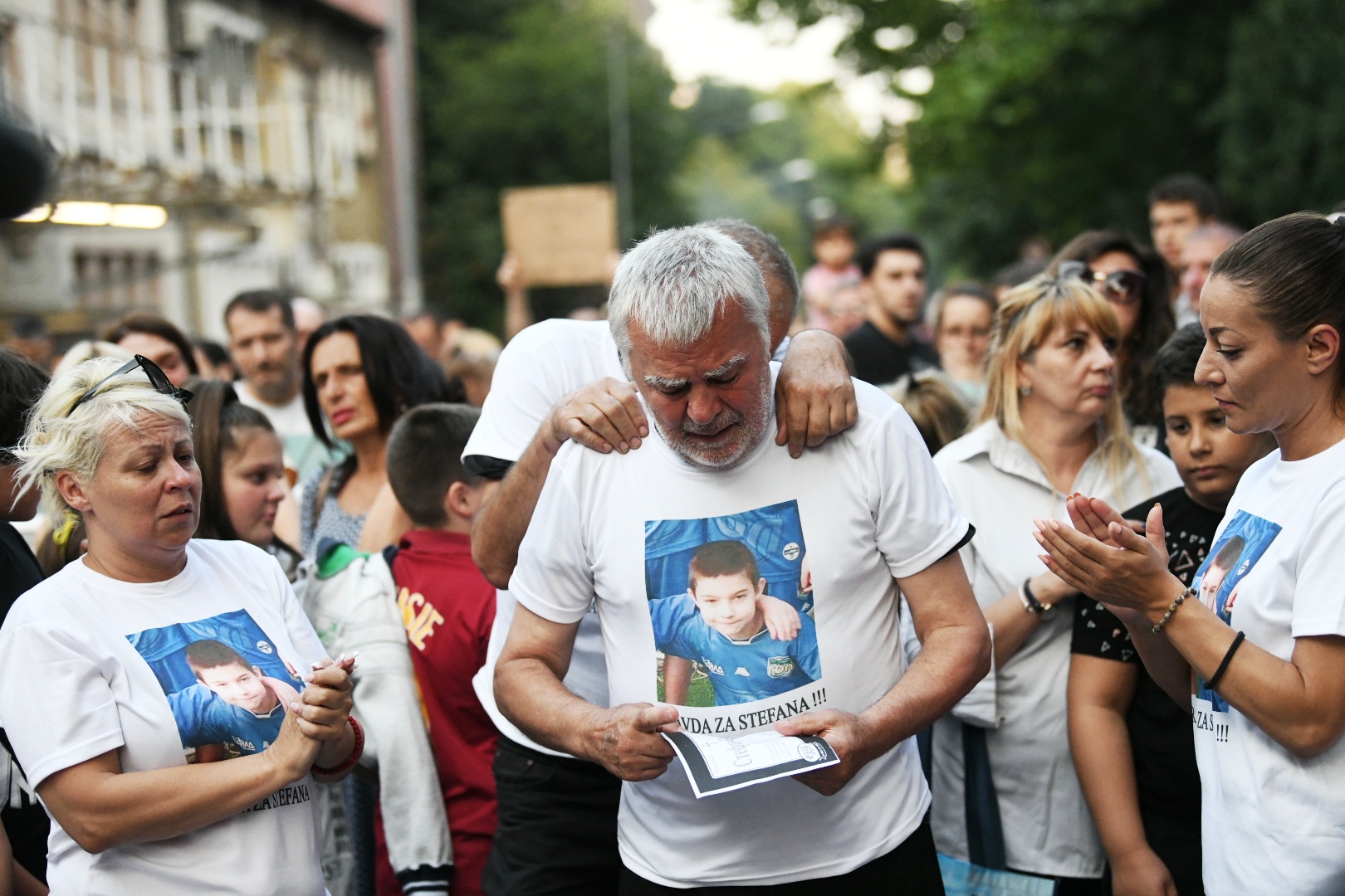 Beograd 23. jul 2021. Protest na Karaburmi povodom smrti dečaka Stefana, Karaburma, blokada ulica Marijane Gregoran, natpis ovde je ubijen Stefan, Stefana je na pesackom udario automobil Foto:Vesna Lalić/Nova.rs