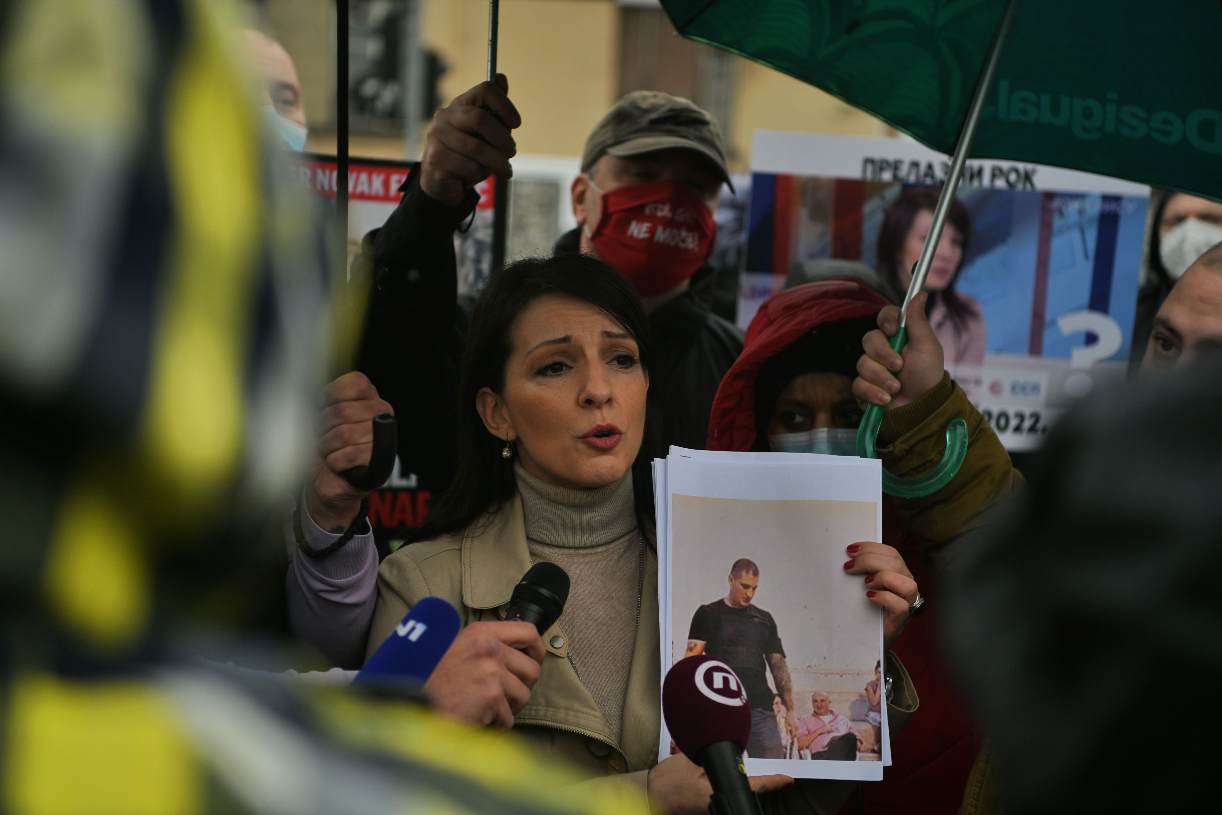 marinika tepic  Uživo ispred sedišta SNS u Pančevu