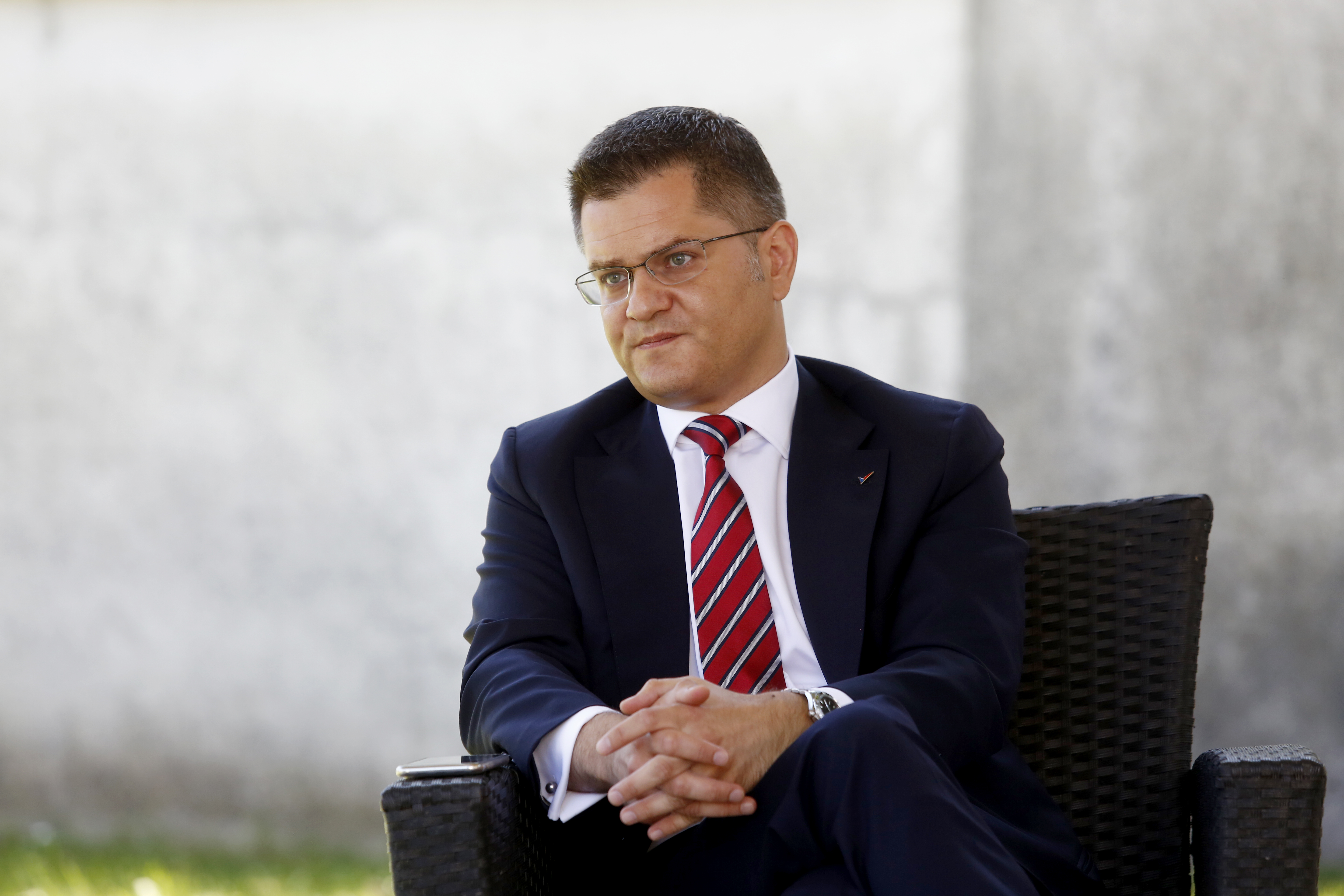 Prema mišljenju Jeremića, specifična težina i ugled članova Kriznog štaba u javnosti su bitno oštećeni događajima u prethodnih nekoliko meseci, "za razliku od lekara i medicinskog osoblja koji su zasluženo postali heroji našeg vremena". (Kraj) dal