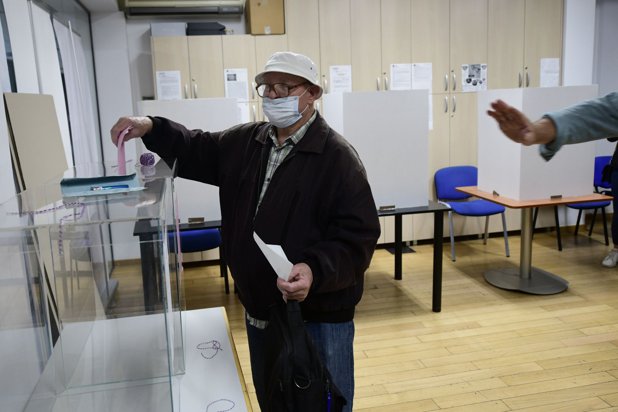 Beograd 21. jun 2020. Glasanje na republickim parlamentarnim i lokalnim izborima glasacka kutija zastitna maska Foto:Goran Srdanov/Nova.rs